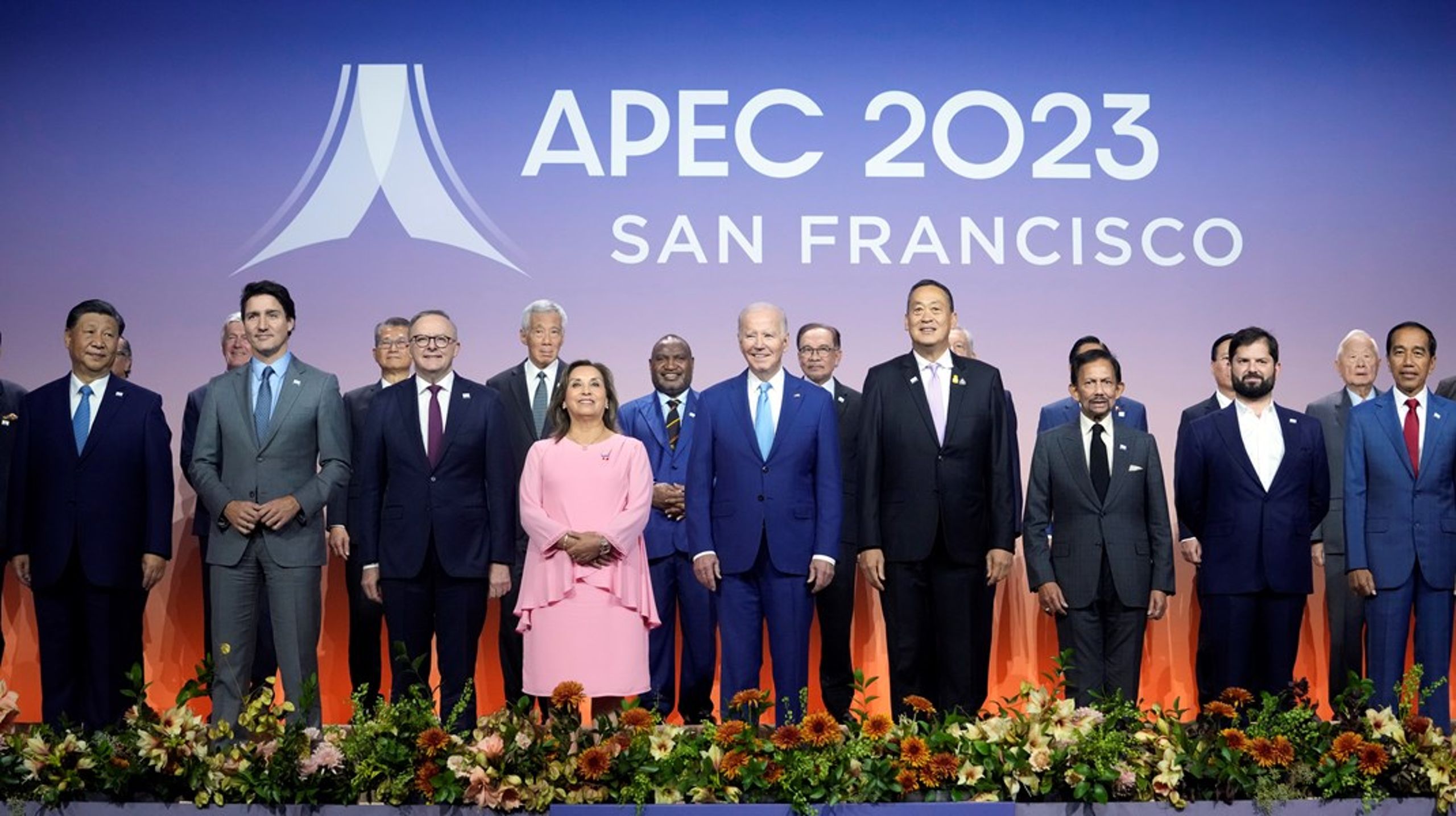 Ikke alle statslederne i stillehavsgruppen APEC er kjente fjes for selv den ivrigste avisleser. Men slike som Indonesias president Joko Widodo (foran til høyre), Chiles president Gabriel Boric (andre fra høyre) og Australias statsminister Anthony Albanese (tredje fra venstre) kan bli viktige energiaktører i de kommende årene. Her poserer de for et familiebilde på et APEC-toppmøte i november.
