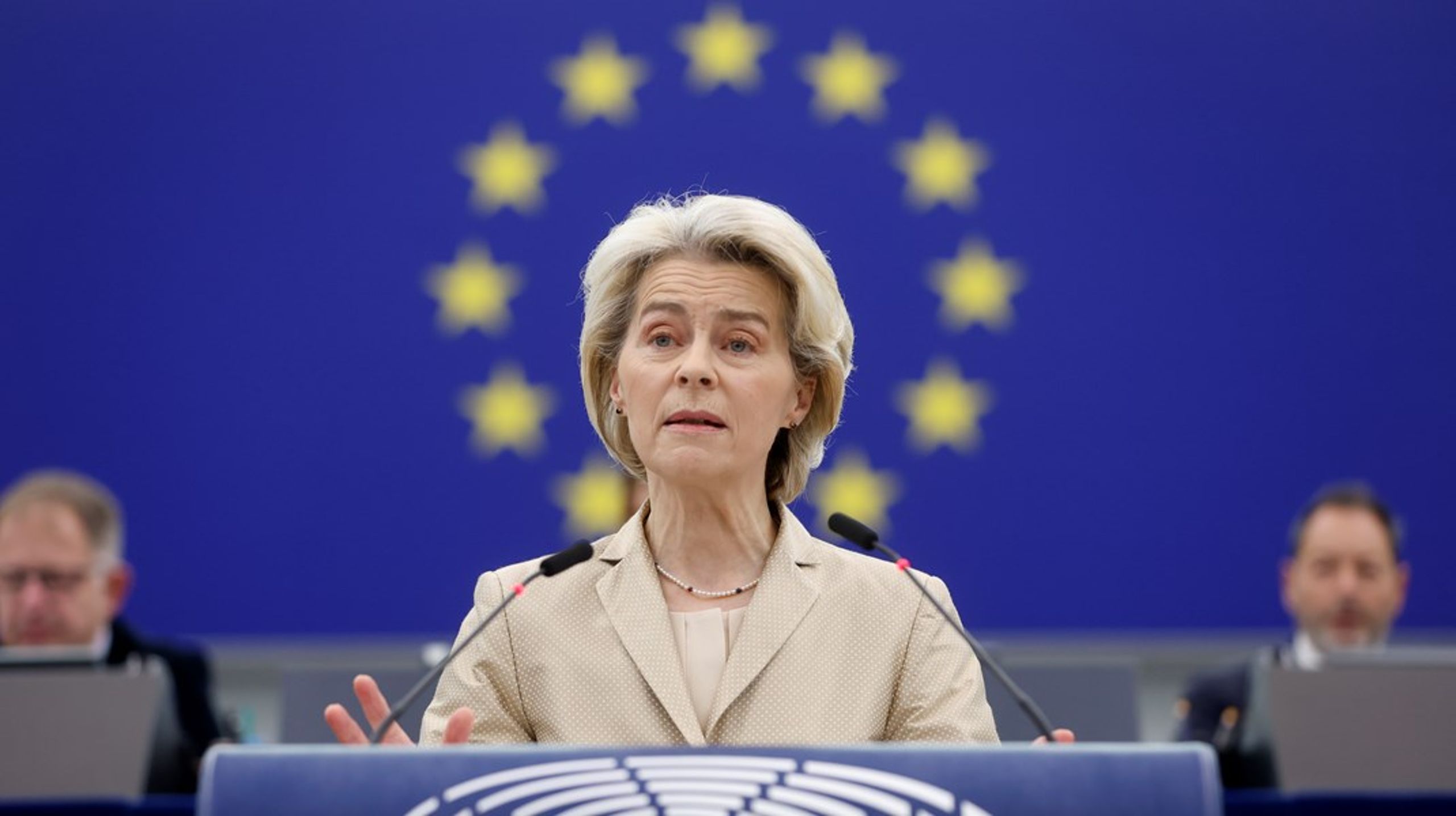 Det var amper stemning i plenumssalen i Strasbourg da EU-kommisjonens president Ursula von der Leyen orienterte europaparlamentarikerne om toppmøtet som fant sted i desember. Nå truer flertallet med å gå til søksmål for EU-domstolen.
