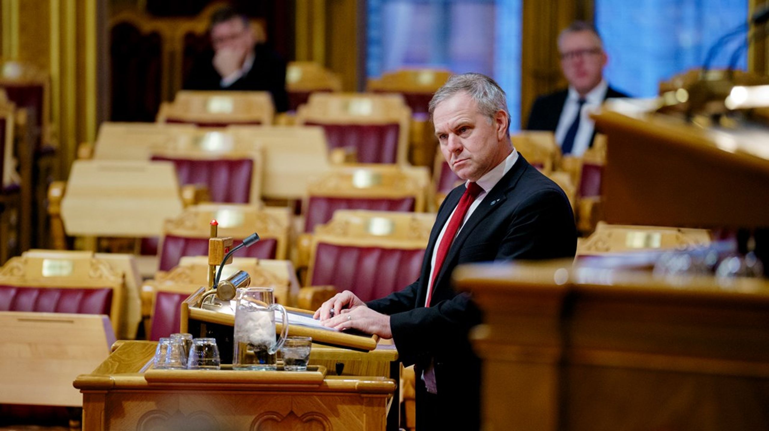 Venstres helsepolitiske talsperson, Alfred Bjørlo, er ikke nådig i sin kritikk av helseministeren. Han mener statsråden må gripe inn overfor Helse Sør-Øst.