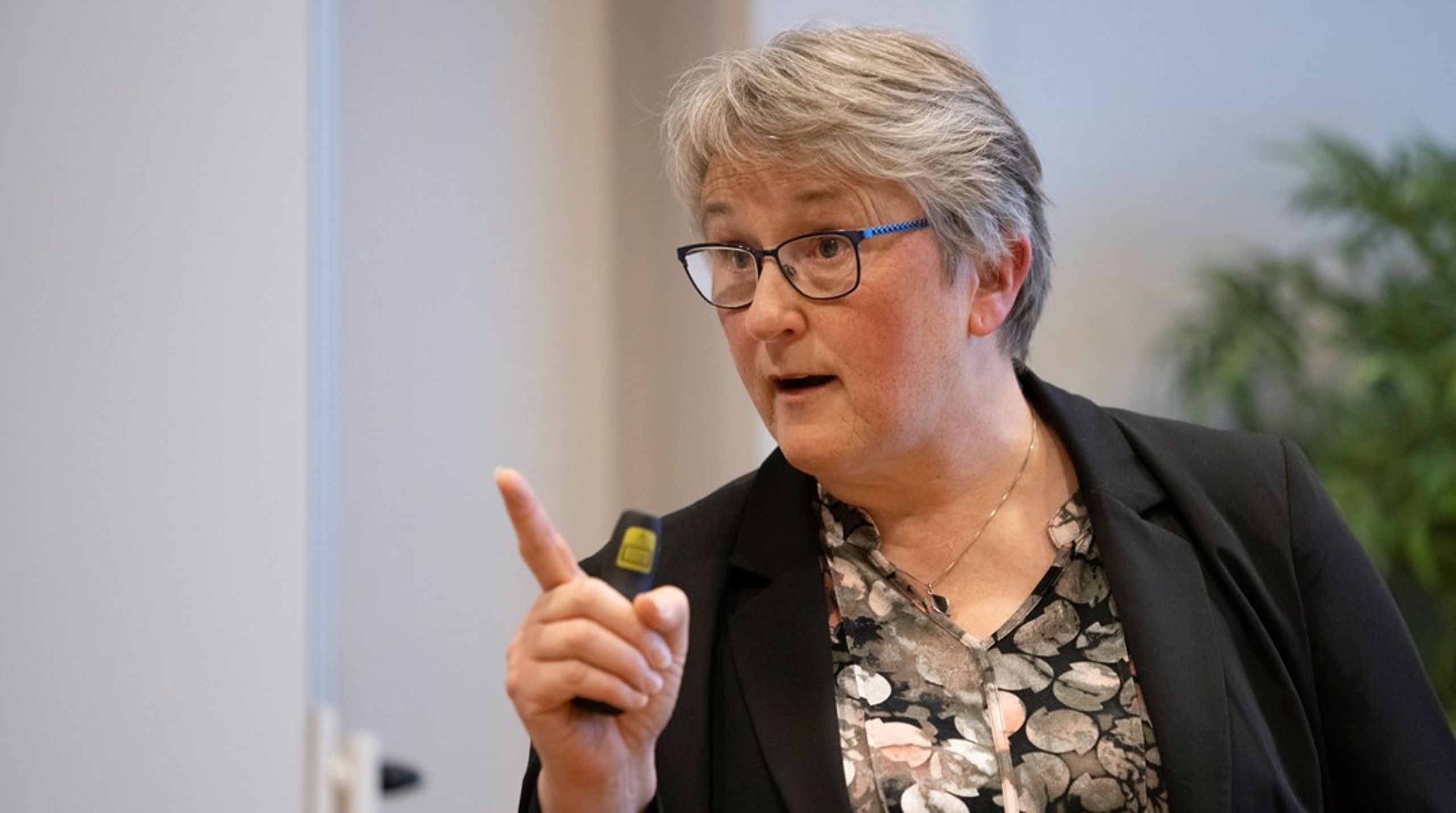 Birgit Oline Kjerstad (SV) advarer regjeringen mot å lage en ny miljøkatastrofe for å bøte på en gammel, når de nå vil gå videre med å åpne sokkelen for kommersiell leting etter havbunnsmineraler.