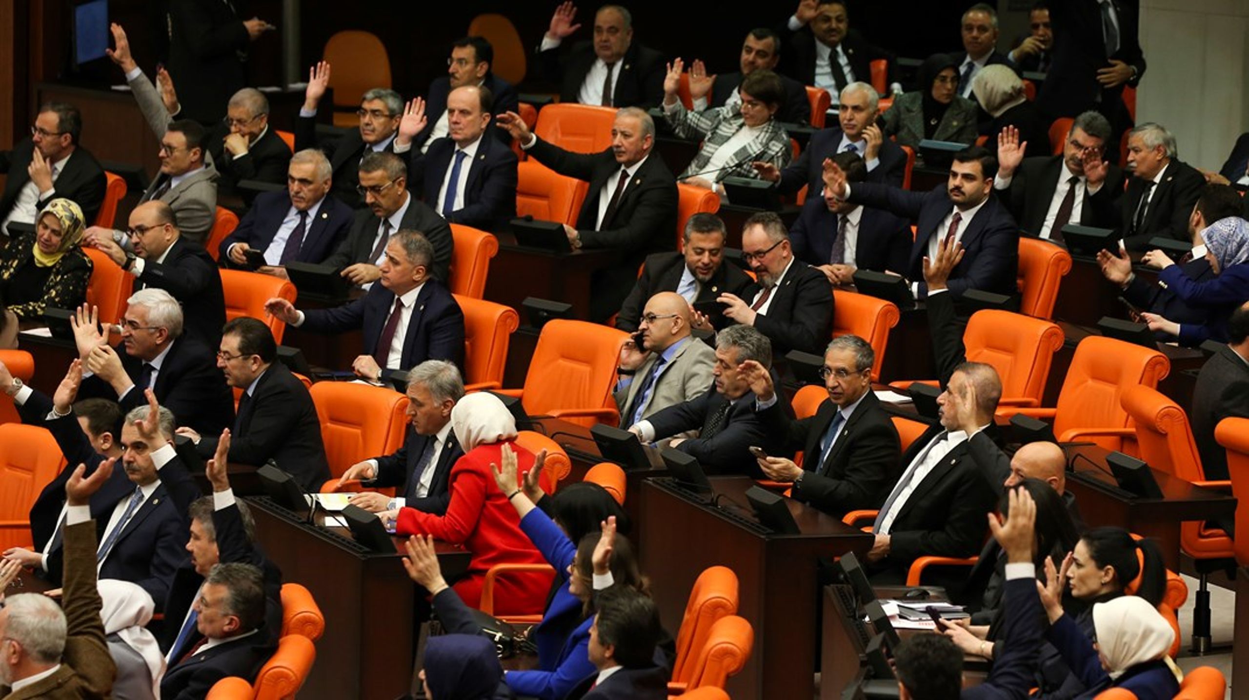 Mange av parlamentsmedlemmene i den tyrkiske nasjonalforsamlingen avsto fra å stemme da Sveriges Nato-søknad var oppe til votering. Men det ble likevel sikret et flertall.&nbsp;