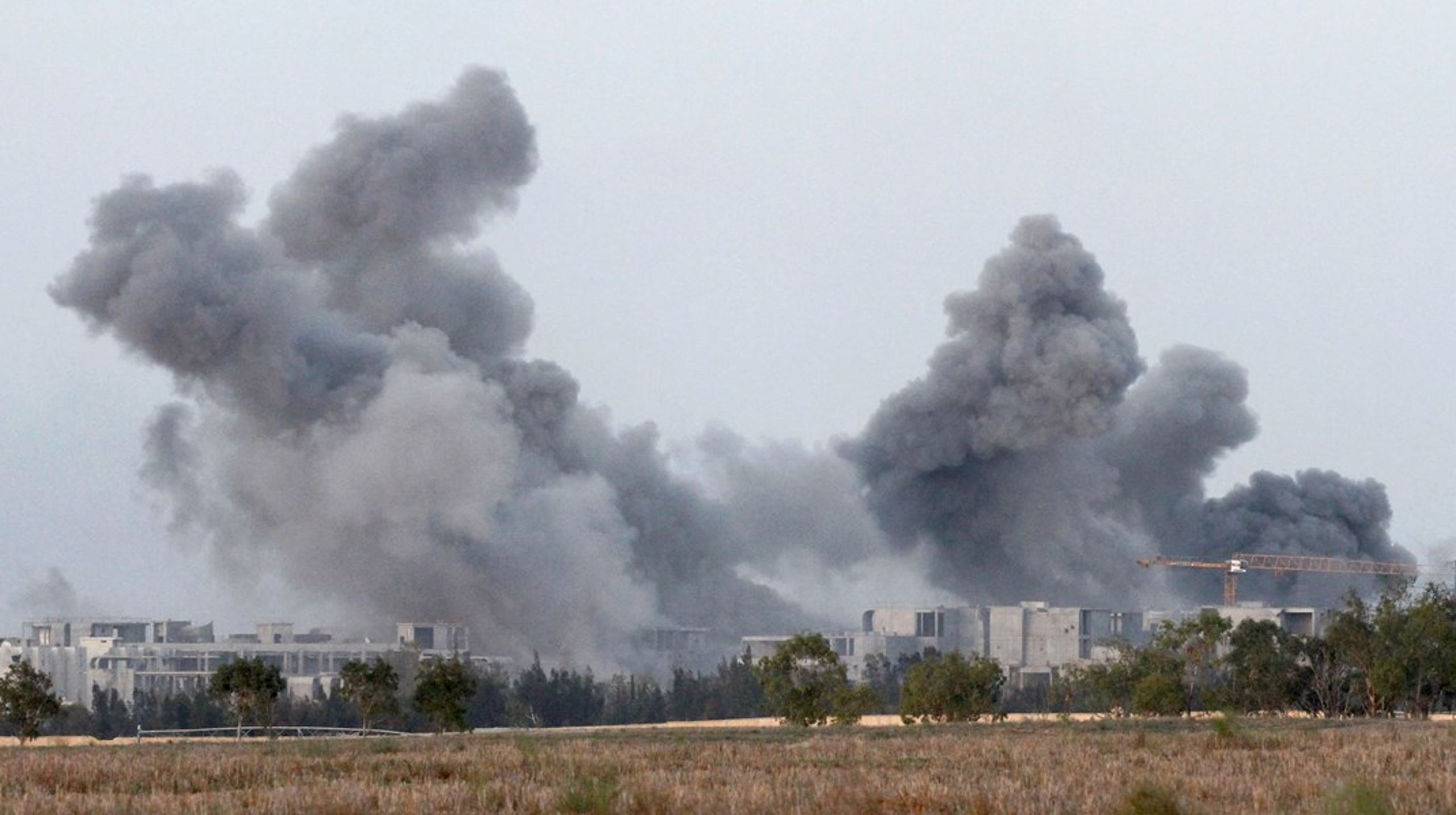 Tung røyk stiger opp fra den libyske&nbsp;byen Sirte etter NATO-bombing.