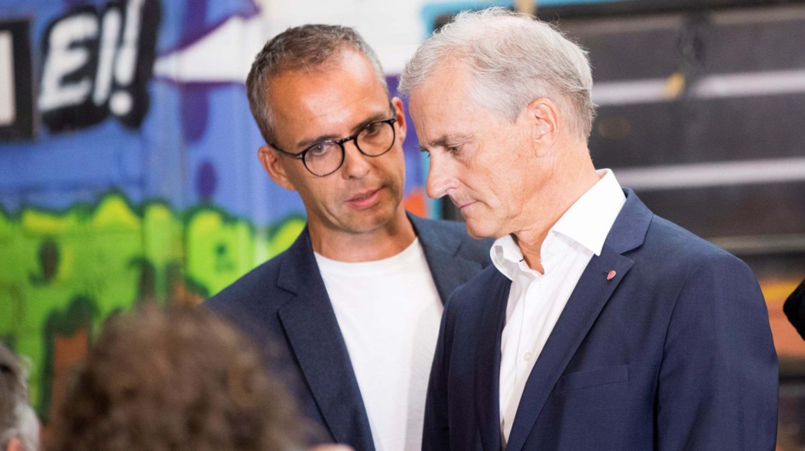 Jarle Roheim Håkonsen, her sammen med statsminister Jonas Gahr Støre i valgkampen i 2019, slutter i jobben som kommunikasjonssjef for Arbeiderpartiets stortingsgruppe.