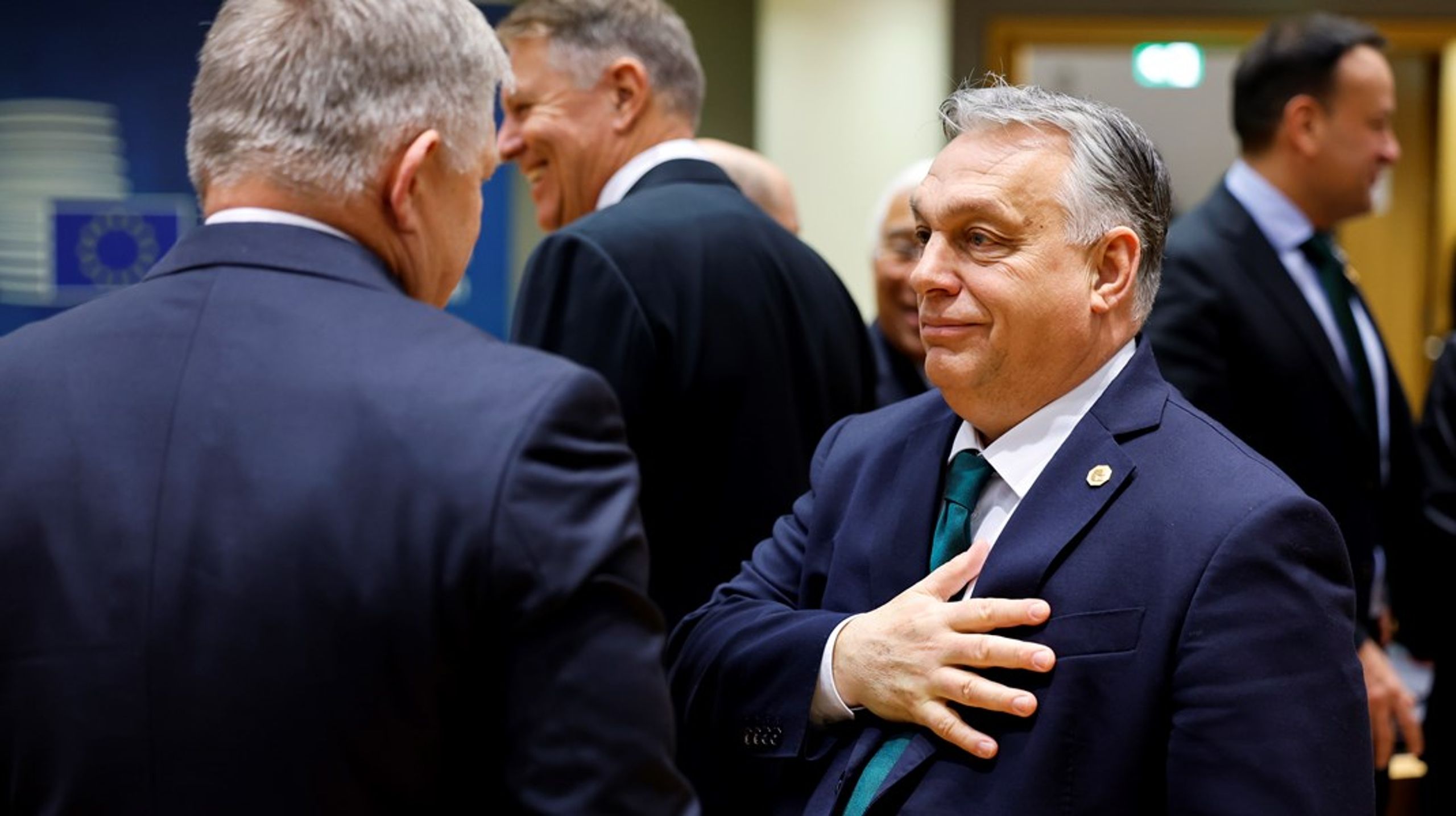 Det har vært mye bråk rundt EUs Ukraina-støttepakke, men torsdag morgen valgte Ungarns statsminister Viktor Orbán å godta forslaget. Nå skal det først gjennom EU-parlamentet, før 54 milliarder euro kan utbetales til Ukraina over en periode på fire år.