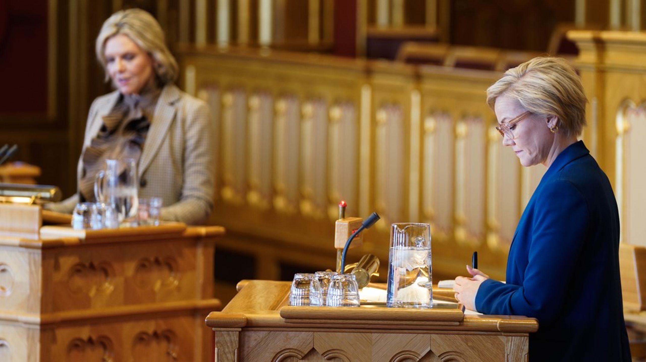 Helse- og omsorgsminister Ingvild Kjerkol kan ikke nekte Sylvi Listhaug og resten av Stortinget innsyn i kontrakten om Helseplattformen, mener to jusprofessorer. Her fra da Listhaug stilte spørsmål til statsråden om Helseplattformen onsdag.