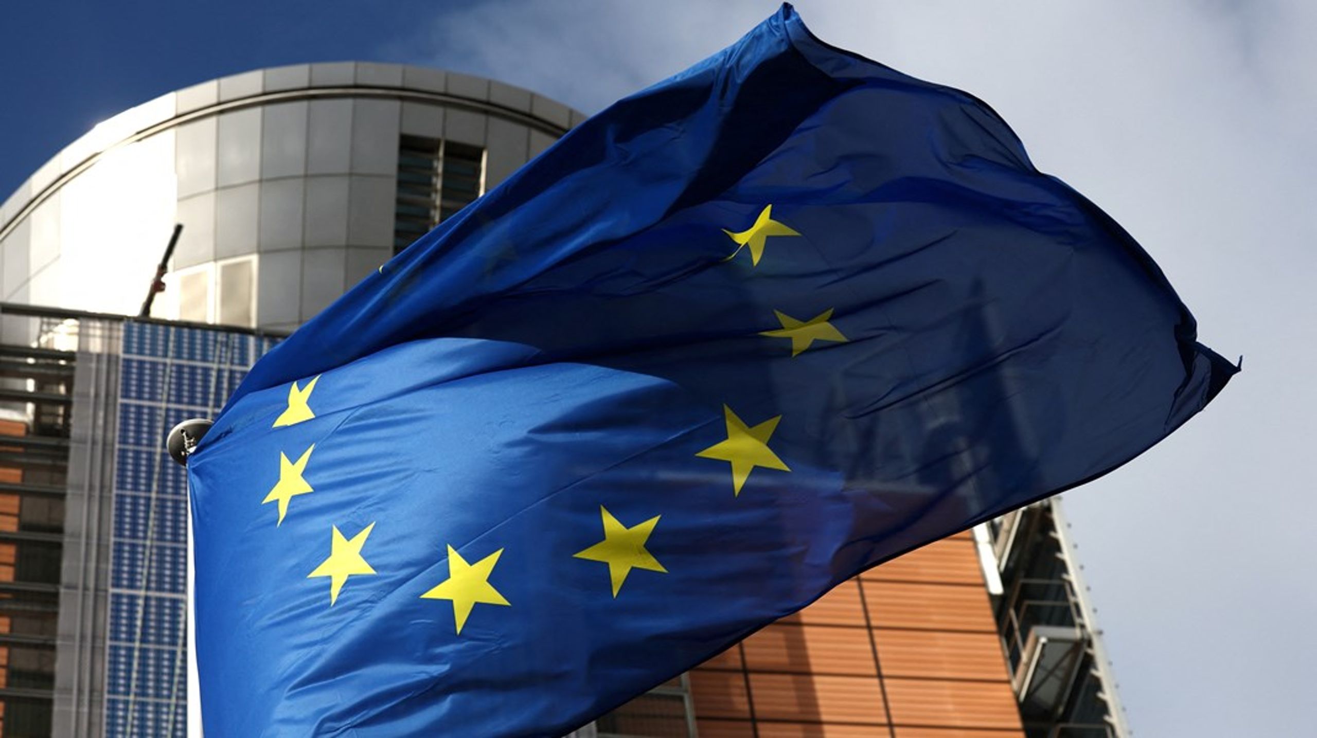 EU-flagget foran Kommisjonens hovedkvarter, den kjente Berlaymontbygningen i Brussel.