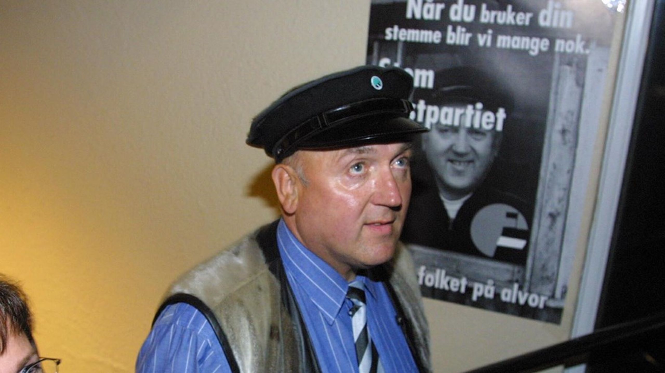 Steinar Bastesen på vei inn til valgvaken på Løvvolds kafe i Bodø i 2001.