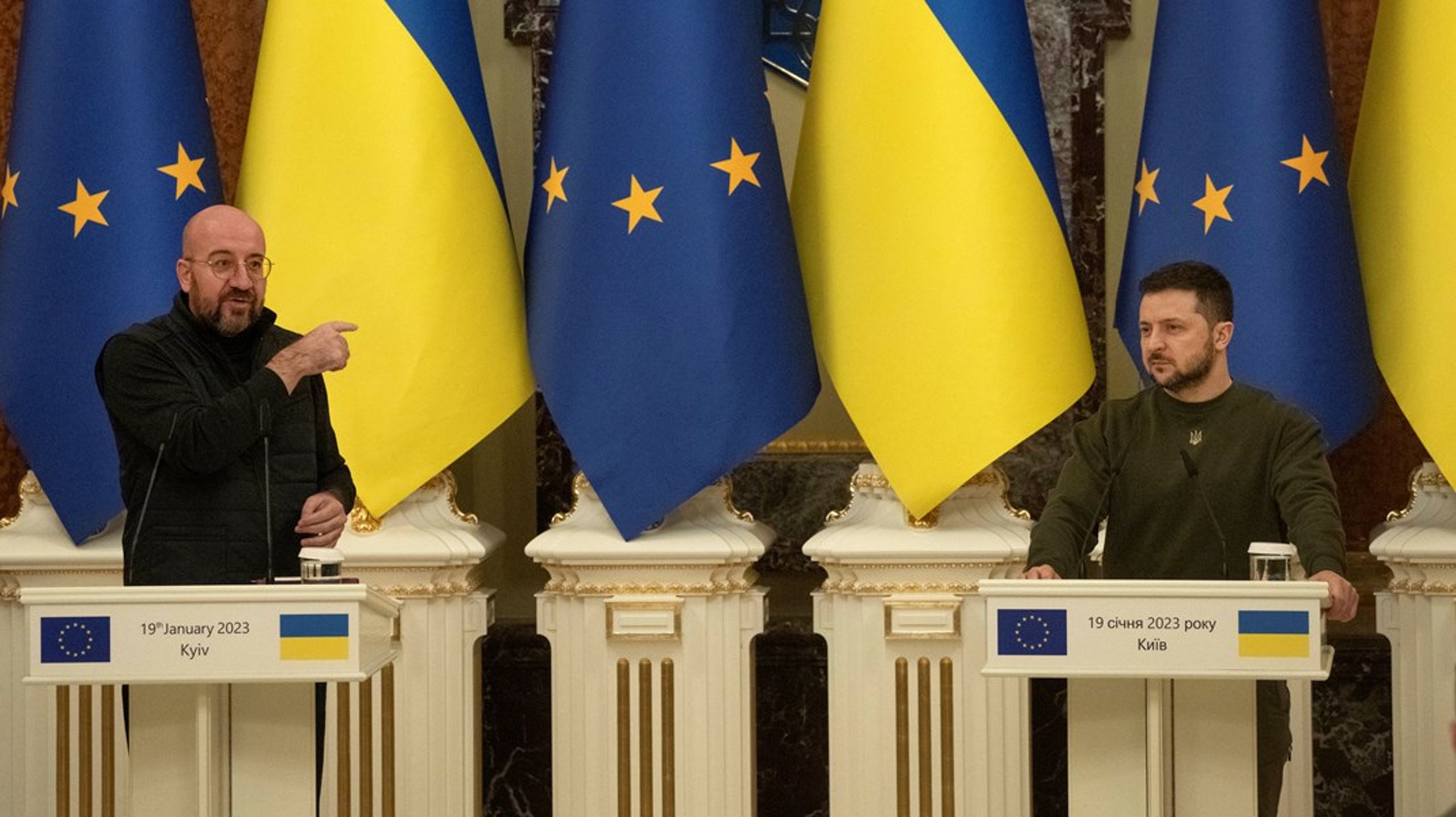 EU er enige om å vedta en 13. sanksjonspakke mot Russland, på grunn av aggresjonskrigen de fører mot Ukraina. Bildet er fra januar 2023, da topplederne fra EU var på besøk i Kyiv. Her holder presidenten for Det europeiske råd, Charles Michel, en felles pressekonferanse med den ukrainske presidenten Volodymyr Zelenskyj.