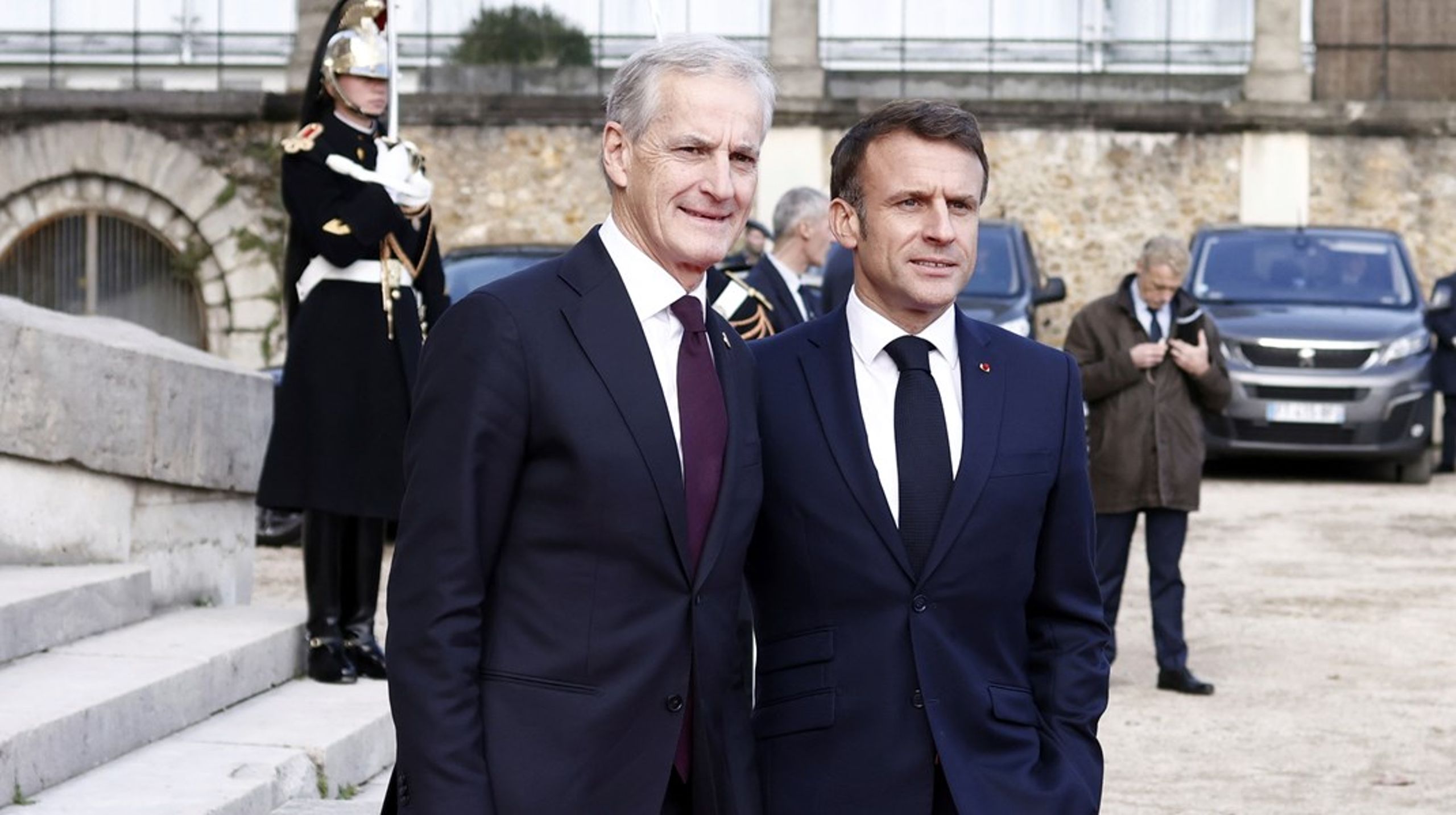 Frankrikes president Emmanuel Macron har invitert 20 europeiske stats- og regjeringssjefer til Paris, for å holde toppmøte om støtte til Ukraina. En av de inviterte er statsminister Jonas Gahr Støre (Ap). Bildet er tatt i forbindelse med en Paris-reise som statsministeren gjorde i november 2023.