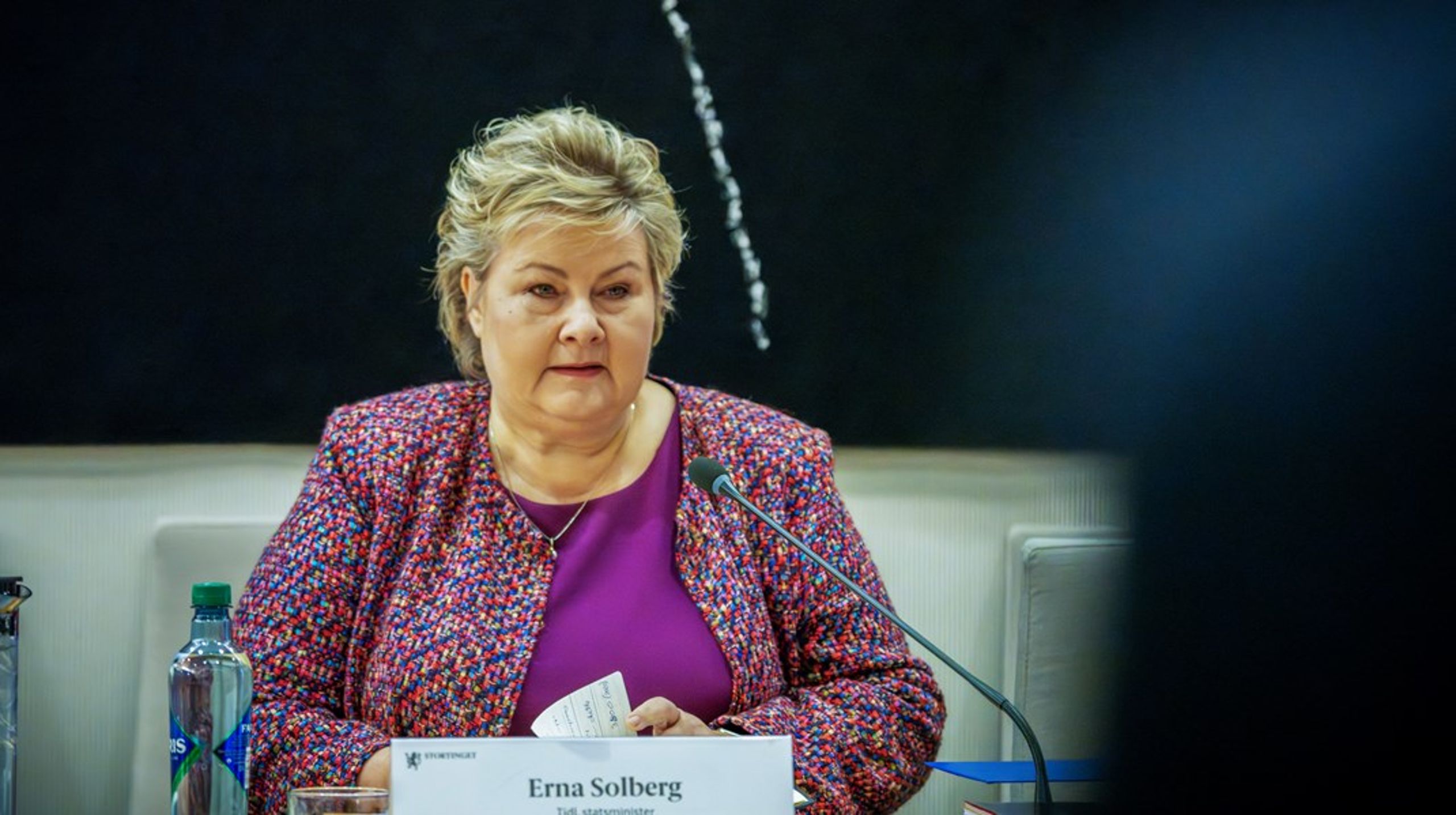 Erna Solberg i høringen i kontroll- og konstitusjonskomiteen i fjor høst. Hun måtte svare for ektefellens aksjehandel og for regjeringens rutiner med aksjer og habilitet. Onsdag kommer konklusjonen.&nbsp;