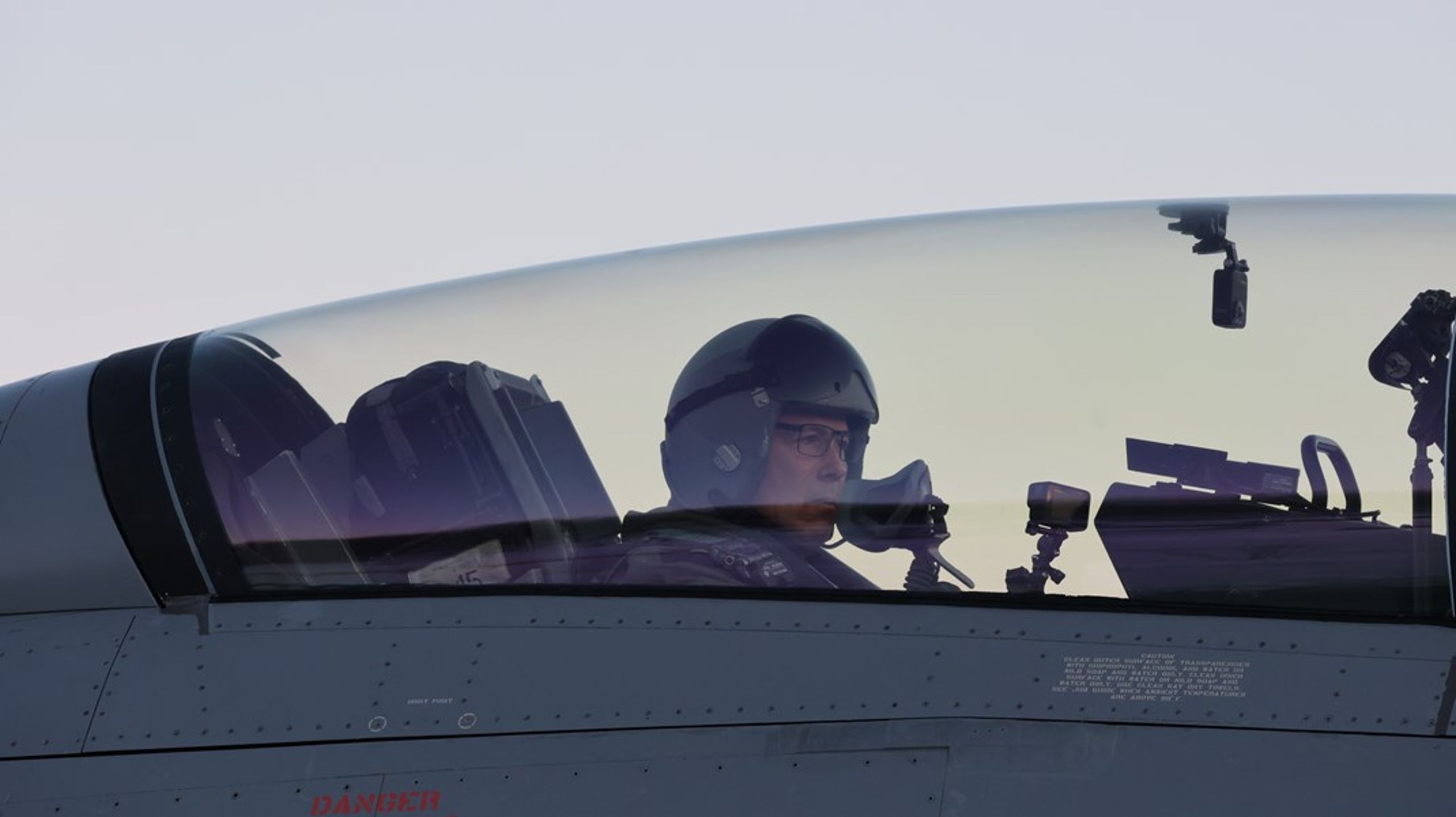Forsvarsminister Bjørn Arild Gram (Sp) ble avbildet i et F-16-fly i Bodø før norske treningsfly ble sendt til Danmark.