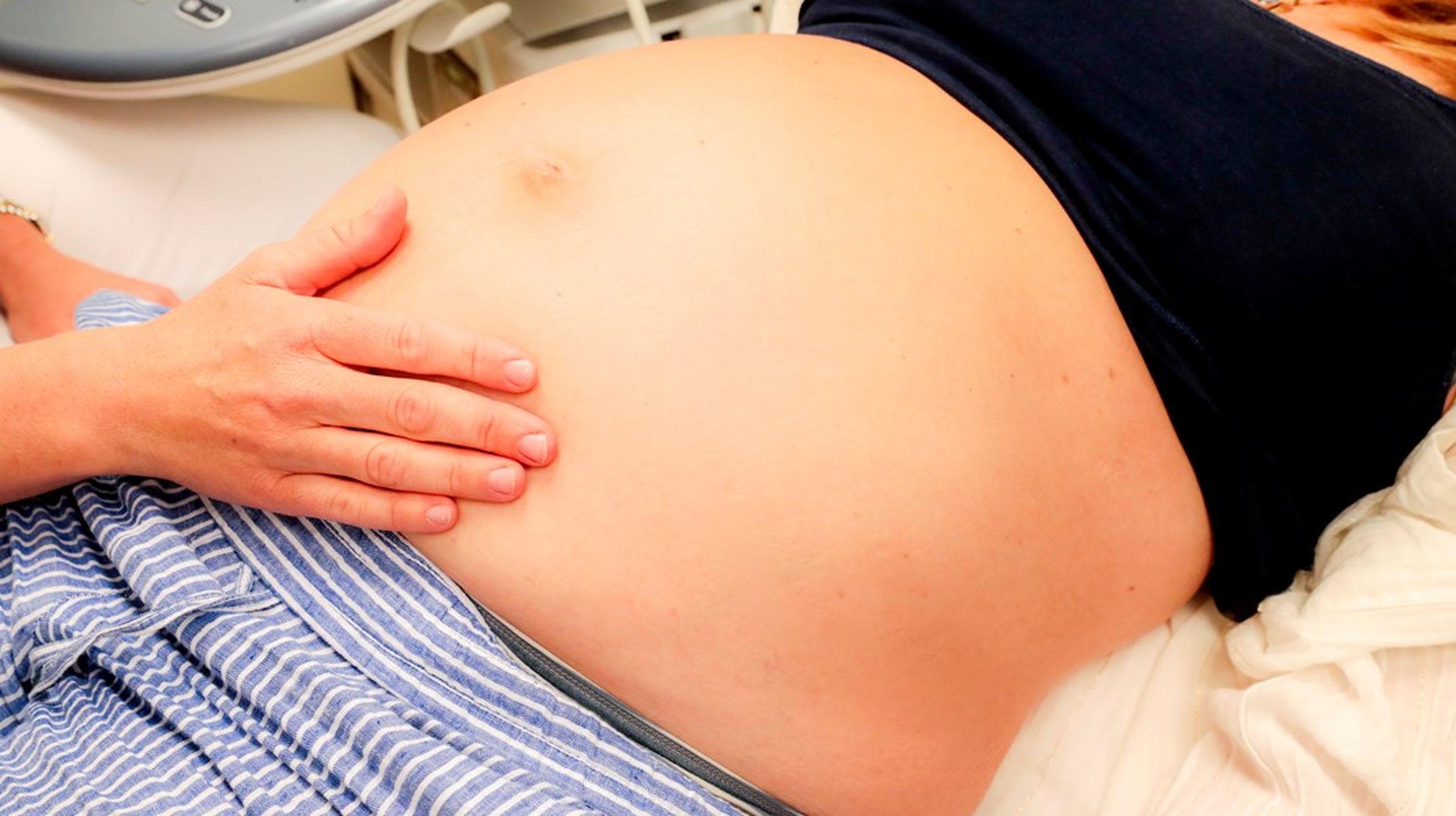 Gravide som bor minst 1,5 time unna der de skal føde, har krav på å bli undersøkt av jordmor eller lege når de tror fødselen er i gang. Da skal det også vurderes om det er behov for ambulanse, og om jordmor eller lege skal være med på veien til sykehuset.