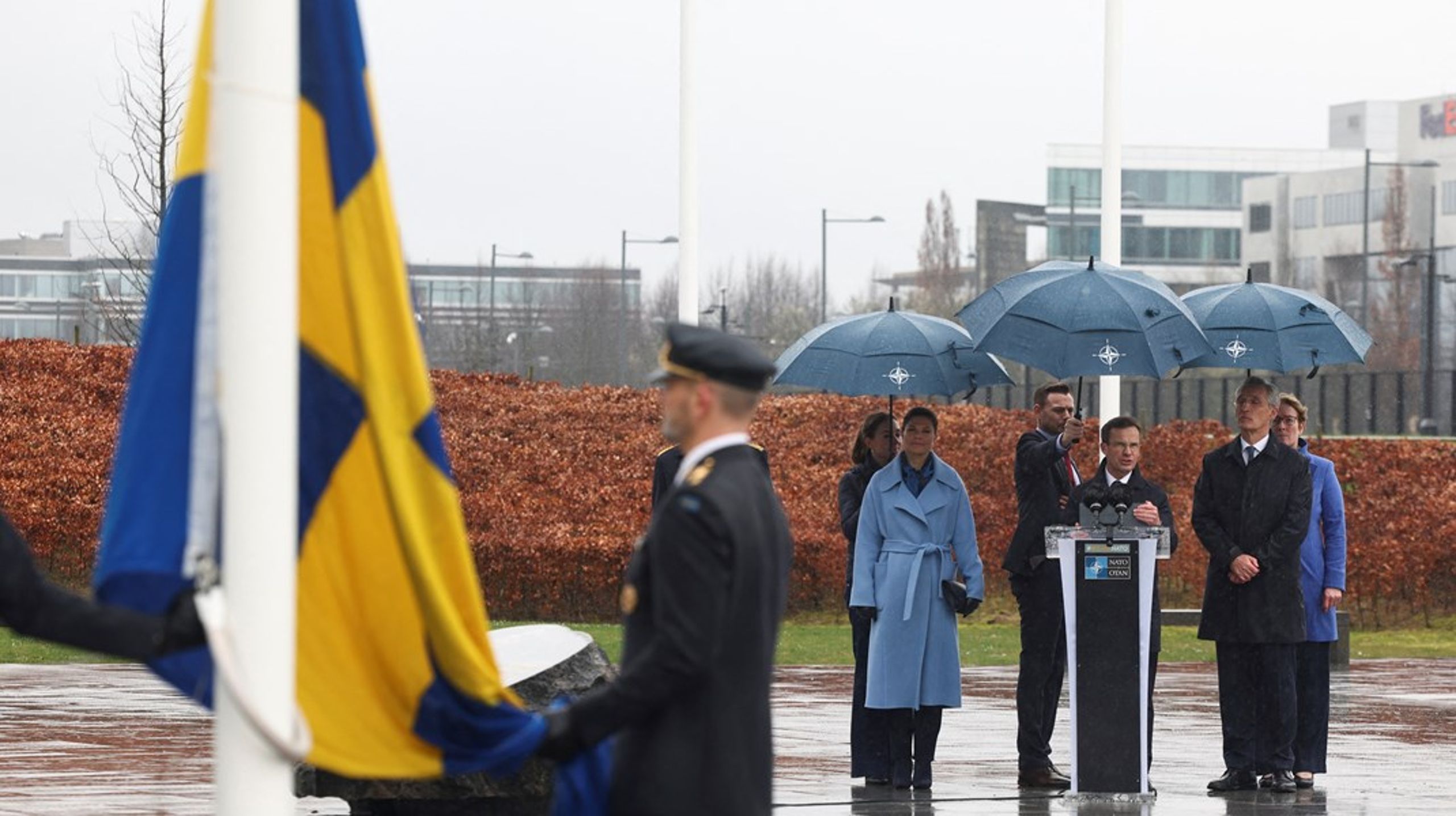 <div>

Beskyttet
av store Nato-paraplyer mot det pøsende Brussel-regnet, sto Sveriges statsminister Ulf Kristersson, kronprinsesse Victoria&nbsp;og Natos generalsekretær Jens Stoltenberg side om side da Sveriges flagg ble heist ved siden av Tyrkias og
noen flaggstenger unna Ungarns.

</div>