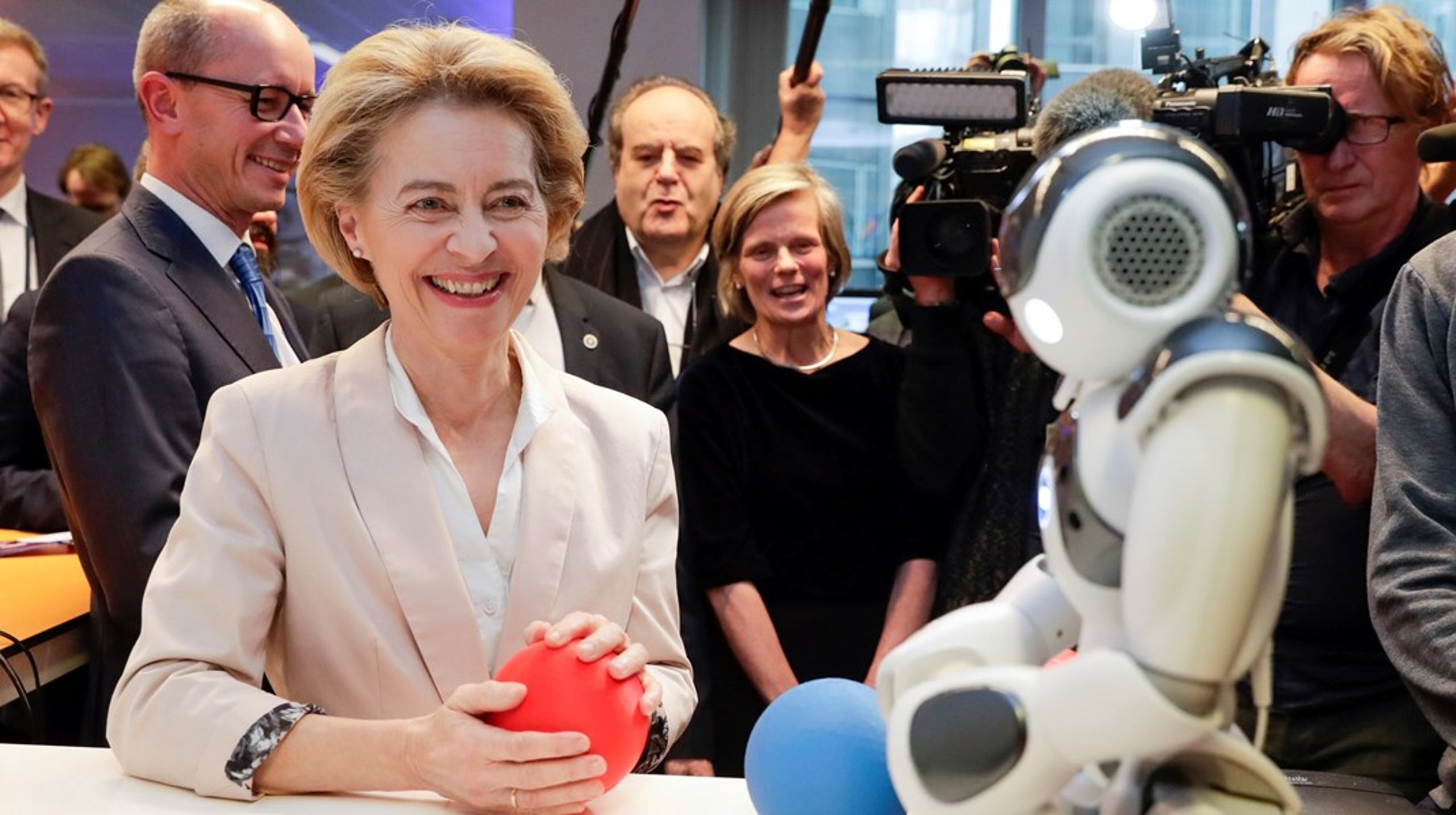 EUs&nbsp;<i>Artificial Intelligence Act</i> fikk torsdag grønt lys i Europaparlamentet. Det betyr at verdens første lov om kunstig intelligens snart kan tre i kraft. På bildet: EU-kommisjonens president Ursula von der Leyen besøker et KI-senter i Brussel i 2020.