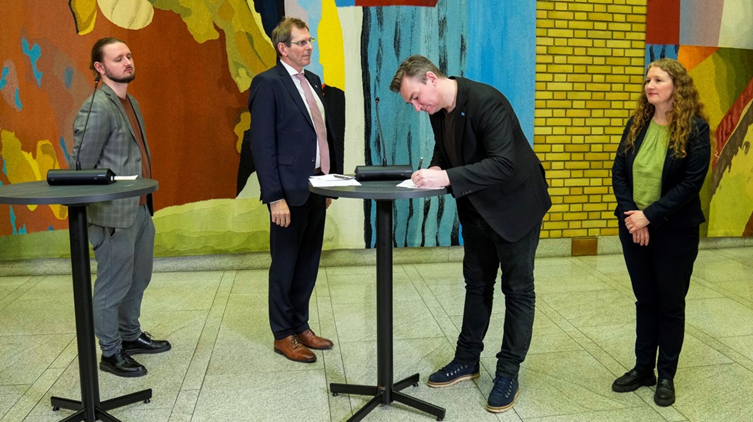Mot alle odds ble SVs Freddy André Øvstegård og Høyres Henrik Asheim enige om et nytt pensjonsforlilk. Til venstre saksordfører Tuva Moflag fra Ap.