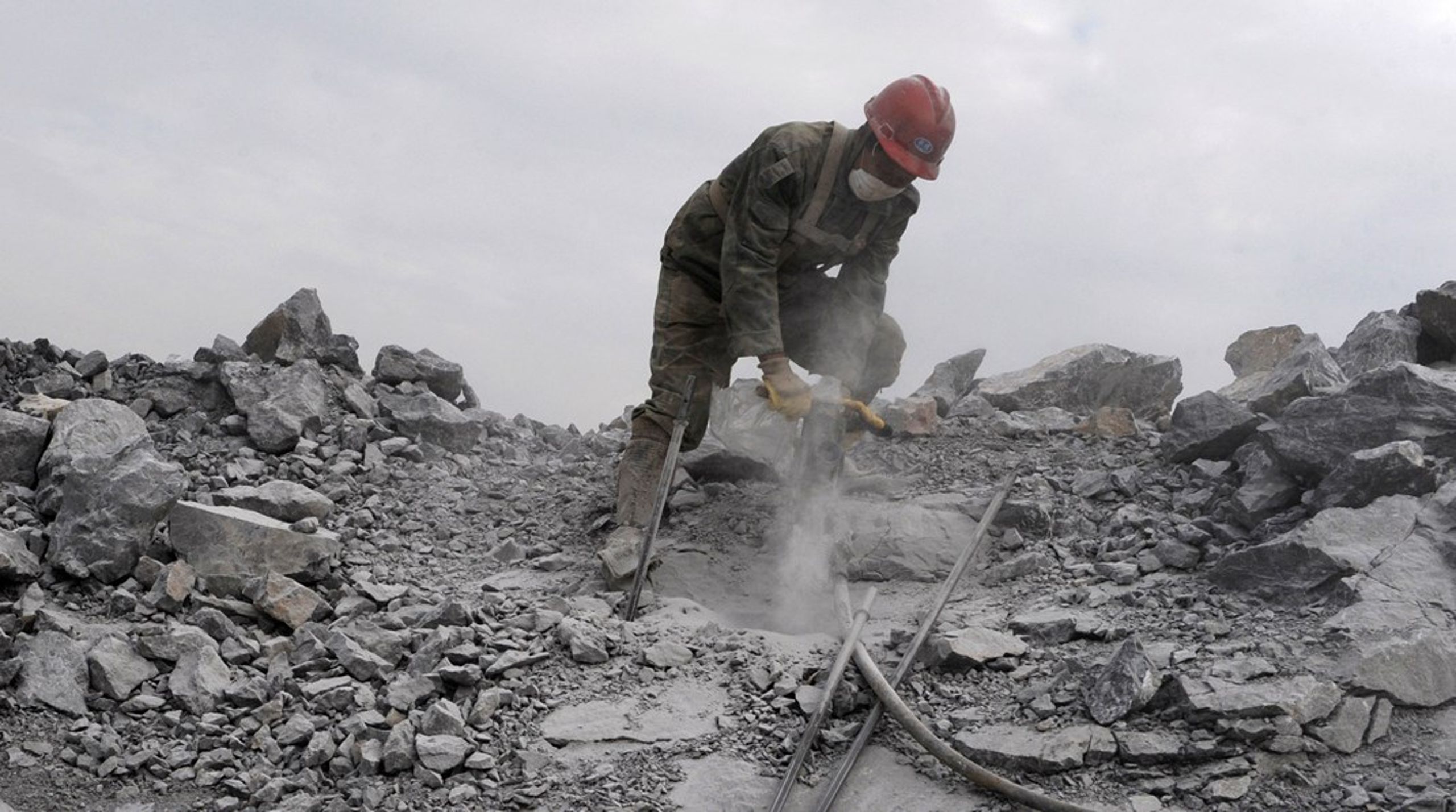 Kina møter 98 prosent av EUs behov for sjeldne jordarter. Her utvinner en arbeider kalkstein på et felt&nbsp;i&nbsp;Quzhou, Zhejiang i Kina. Kalkstein brukes&nbsp;blant annet&nbsp;til stål-, plast- og papirproduksjon.