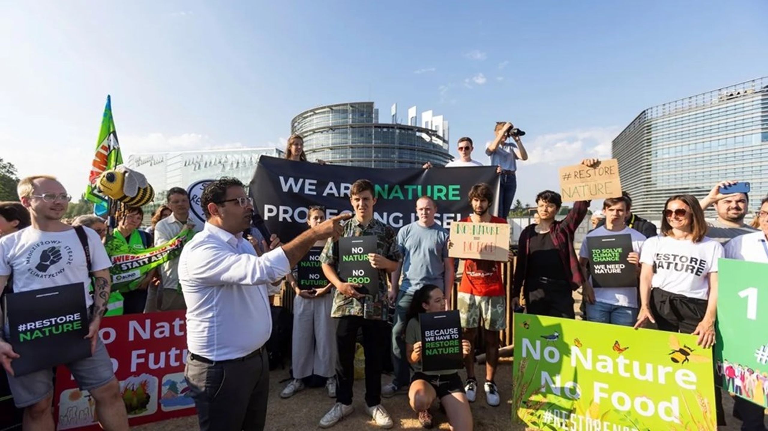 EU's lov om restaurering av natur har vakt sterke følelser. Her demonstrerer aktivister til støtte for loven, da den var gjenstand for debatt i Europaparlamentet i Strasbourg.