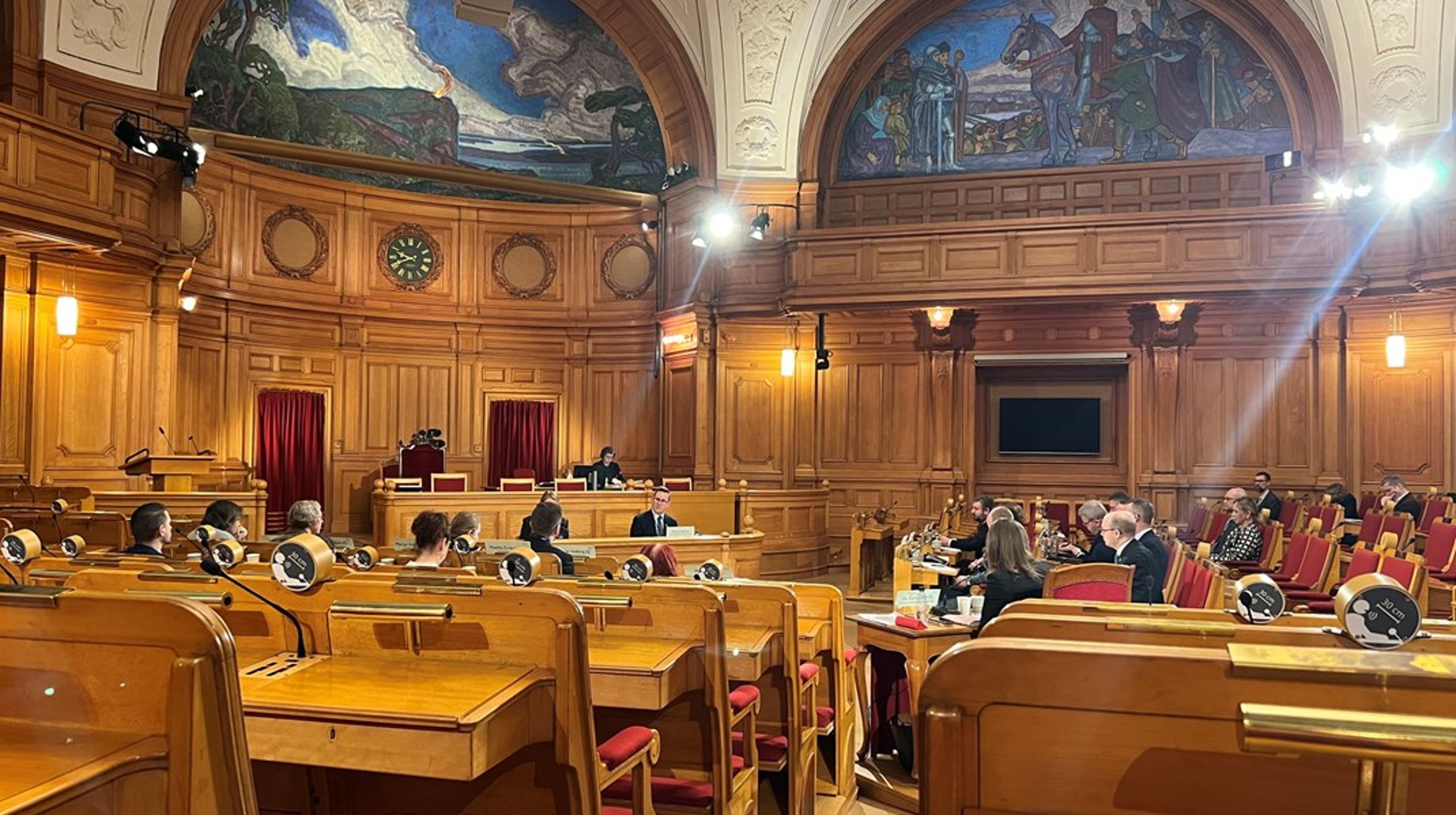 Regjeringsråd Henrik Holmer ble kalt inn til høring i Riksdagens kontroll- og konstitusjonskomité torsdag 4. april.