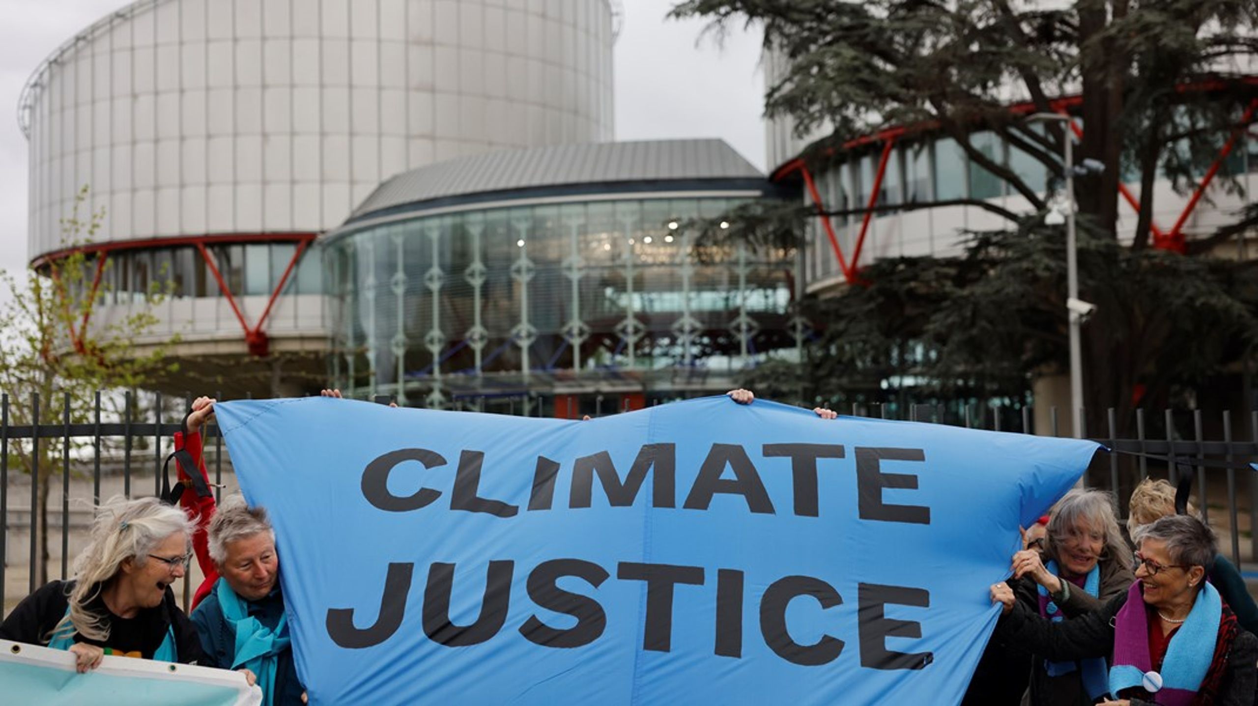 Tirsdag har en gruppe demonstranter samlet seg foran Den europeiske menneskerettighetsdomstolen i Strasbourg i påvente av domstolens første dommer om klima.