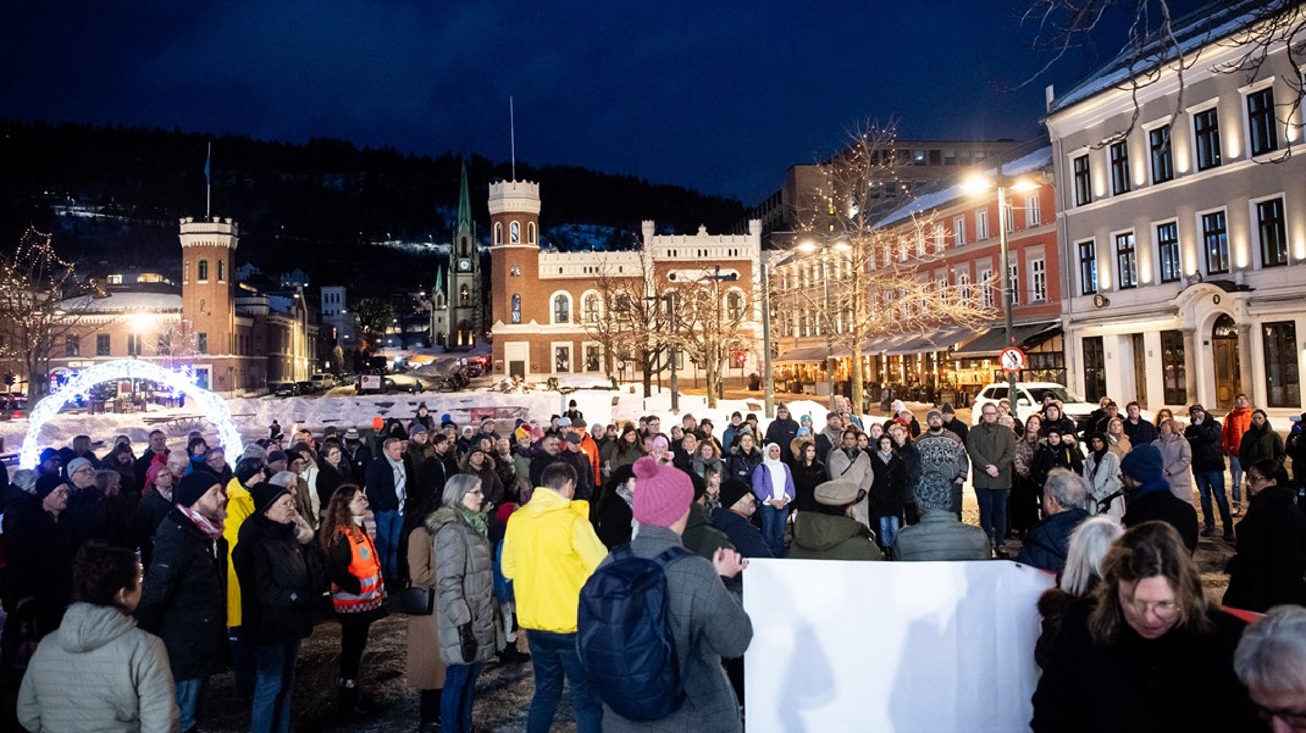 Avgjørelsen om å kun ta imot ukrainske flyktninger, vekket sterke følelser i Drammen kommune. 23. februar ble det arrangert et fakkeltog på Bragernes torg.&nbsp;