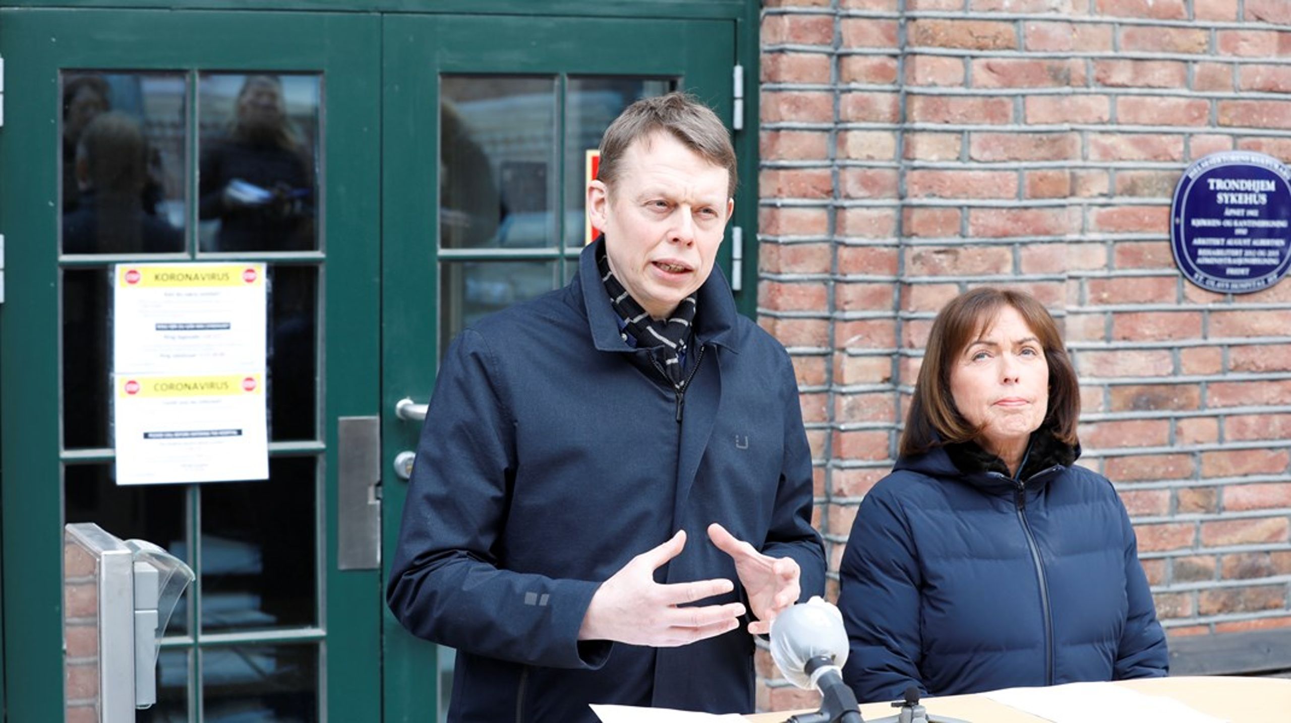 Tom Christian Martinsen overtar posten som administrerende direktør ved St. Olavs hospital etter Grethe Aasved. Bildet er fra en pressekonferanse under koronapandemien i mars 2020, da Martinsen var konstituert fagdirektør ved St. Olav.