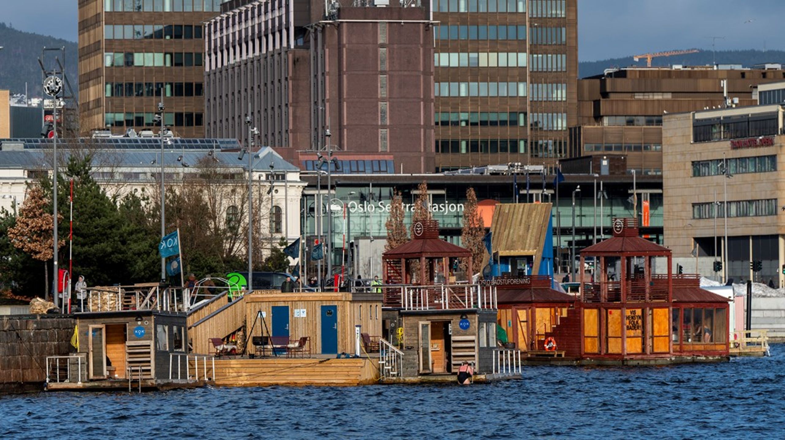 De flytende badstuene i Oslo har raskt blitt svært populære. Badstuen har for mange blitt en foretrukken sosial møteplass&nbsp;– men det har også vist seg å ha flere gode helseeffekter.