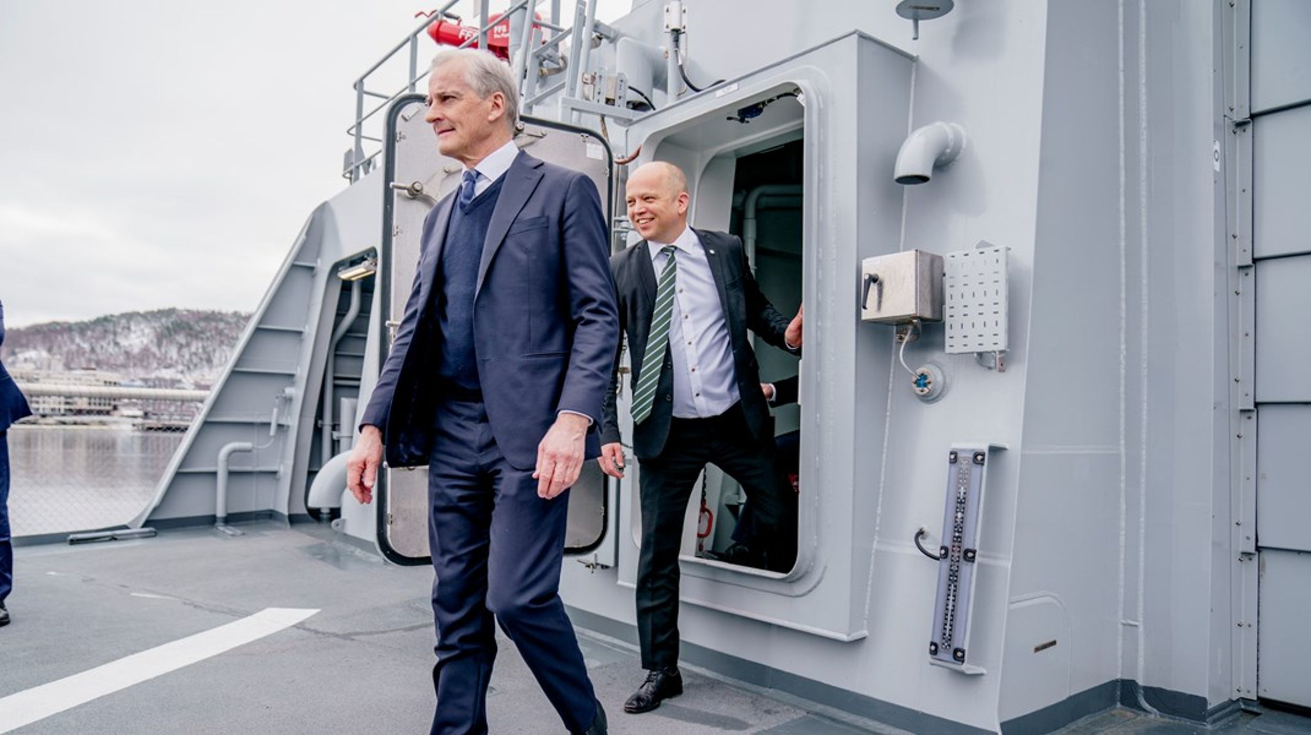 Finansminister Trygve Slagsvold Vedum (Sp) la frem langtidsplanen på kystvaktskipet KV Bjørnøya sammen med kollegaene Støre og Gram.