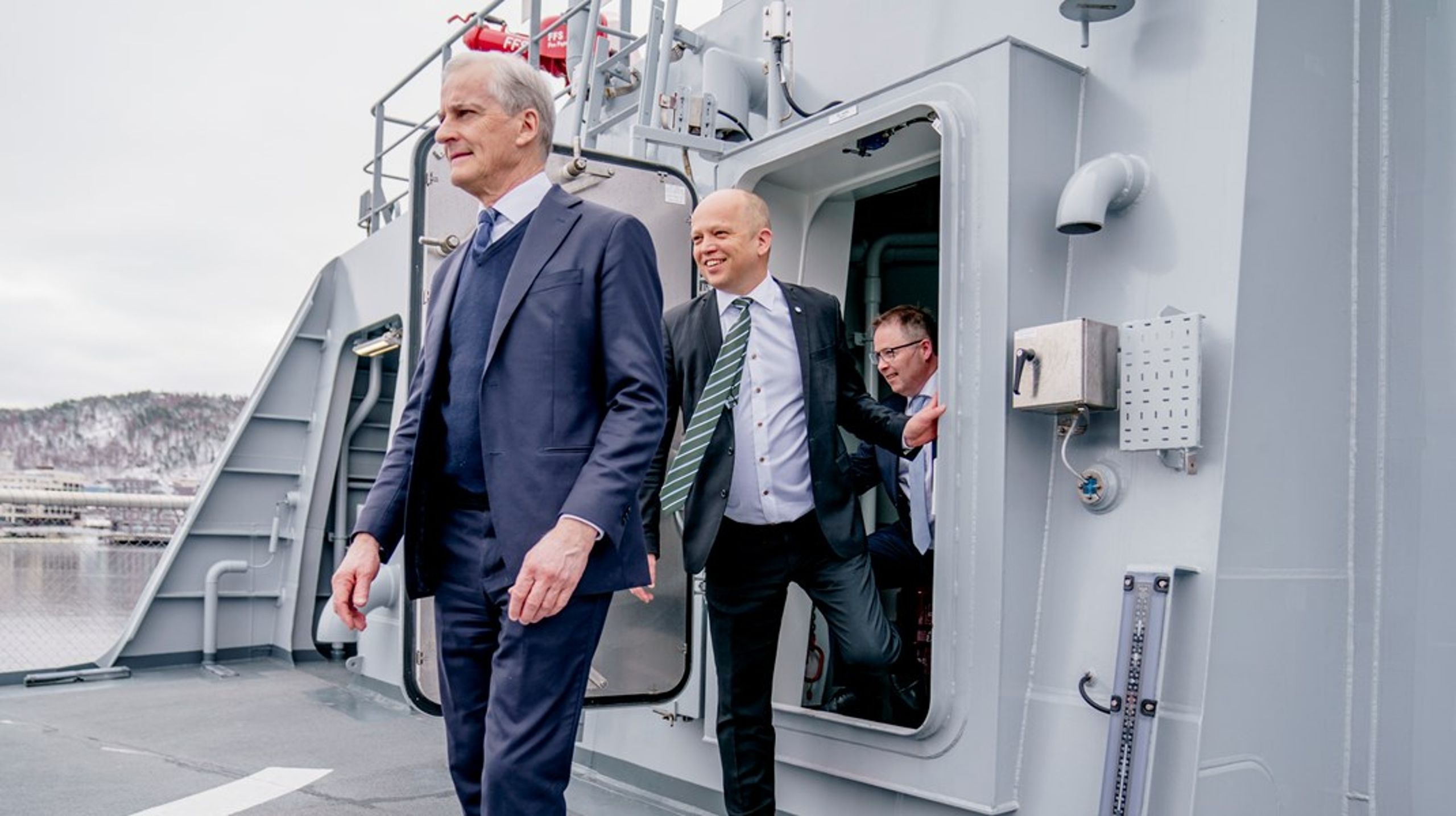 Statsministeren, finansministeren og forsvarsministeren la frem langtidsplanen for forsvarssektoren på kystvaktskipet KV Bjørnøya.