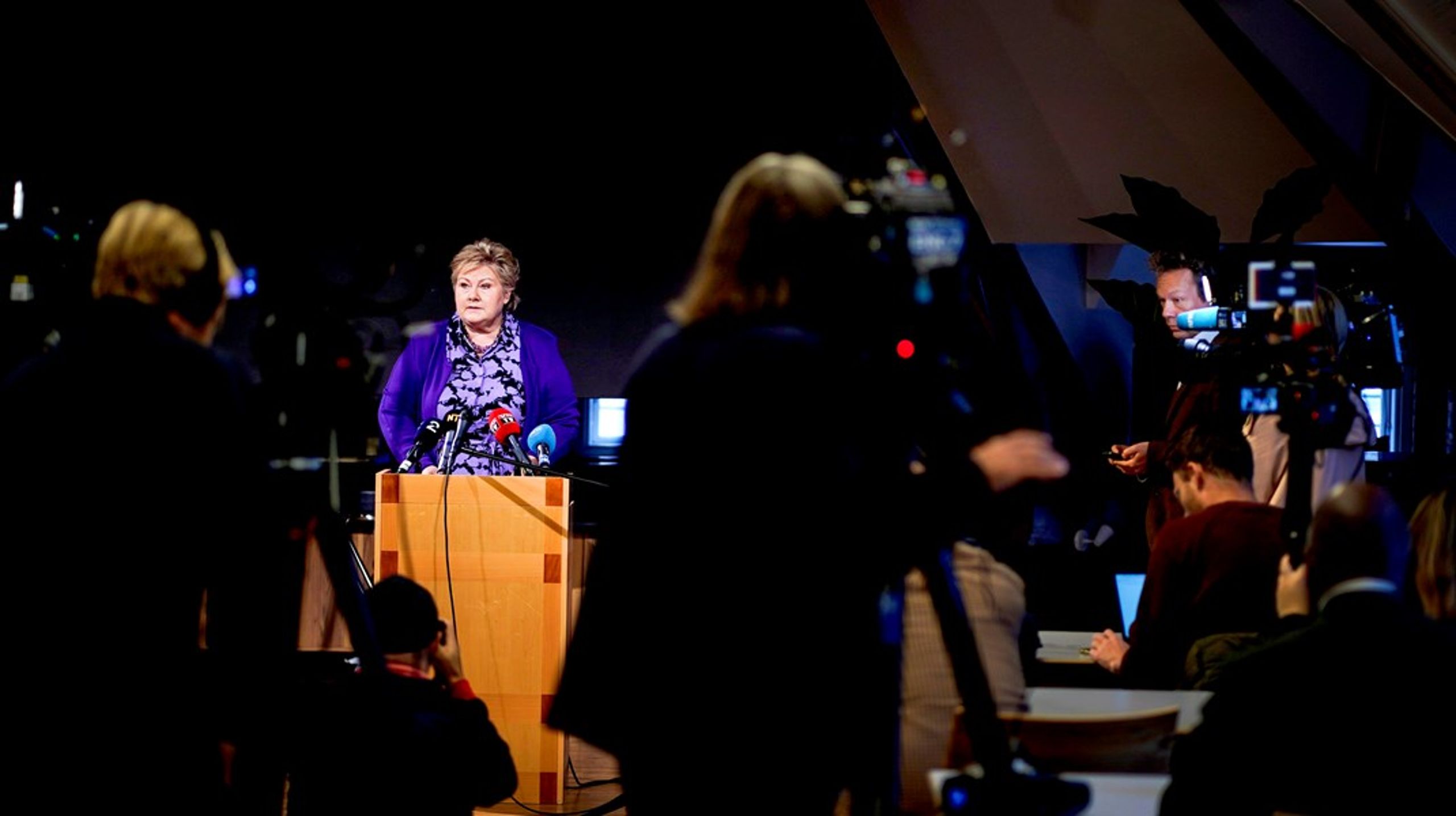 STORE PRESSEOPPMØTE: Erna Solberg holdt en tåredryppende pressekonferanse om mannens aksjehandler gjennom hennes tid som statsminister. I helgen fikk E24 Skup-diplom for prosjektet «Aksjeskandalene i norsk politikk».&nbsp;