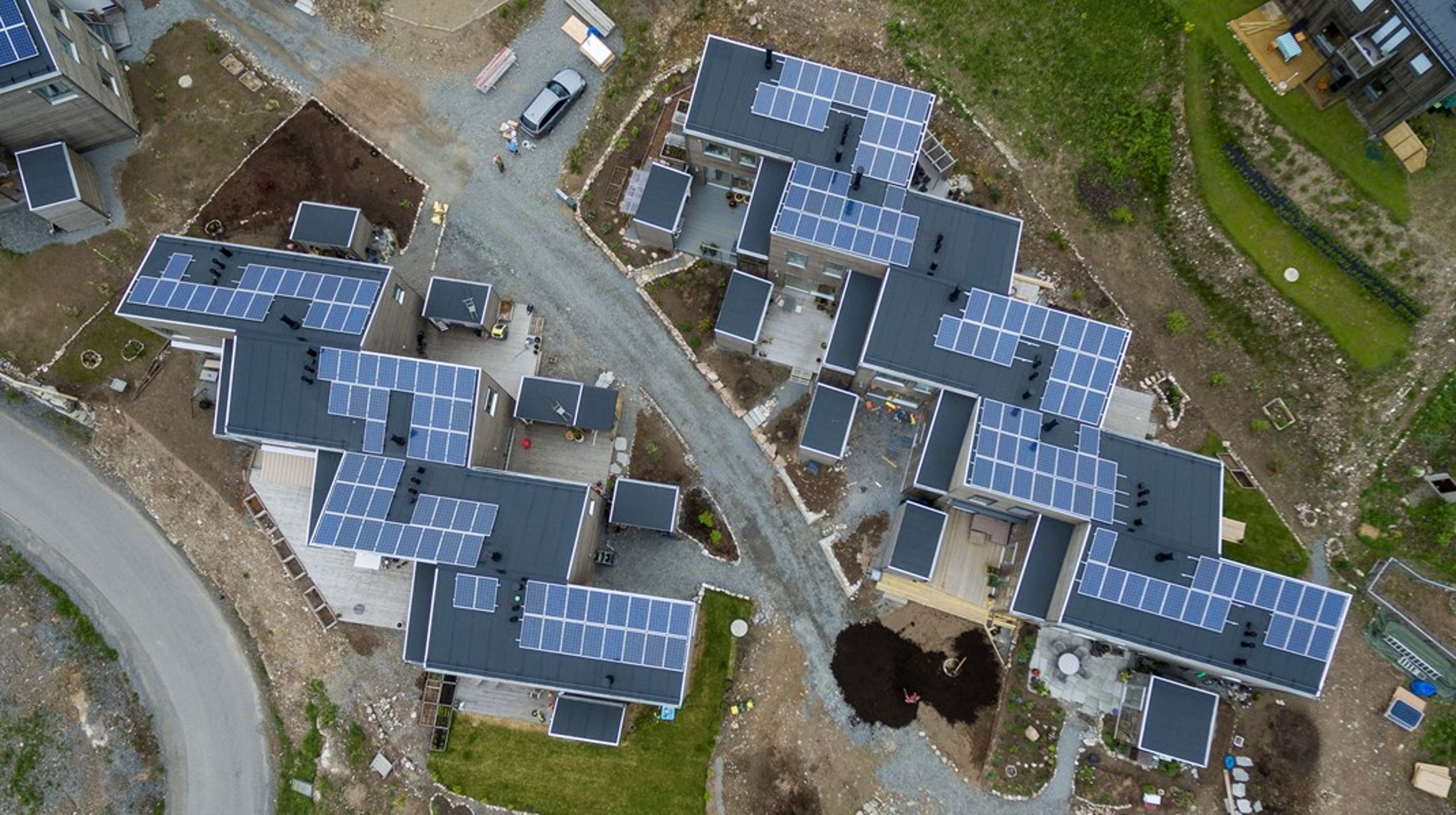 Potensialet for solenergi på tak i Norge er stort, særlig på Sør- og Østlandet, ifølge en rapport fra Multiconsult. Husene i økolandsbyen i Hurdal er blant dem som allerede har installert solceller.