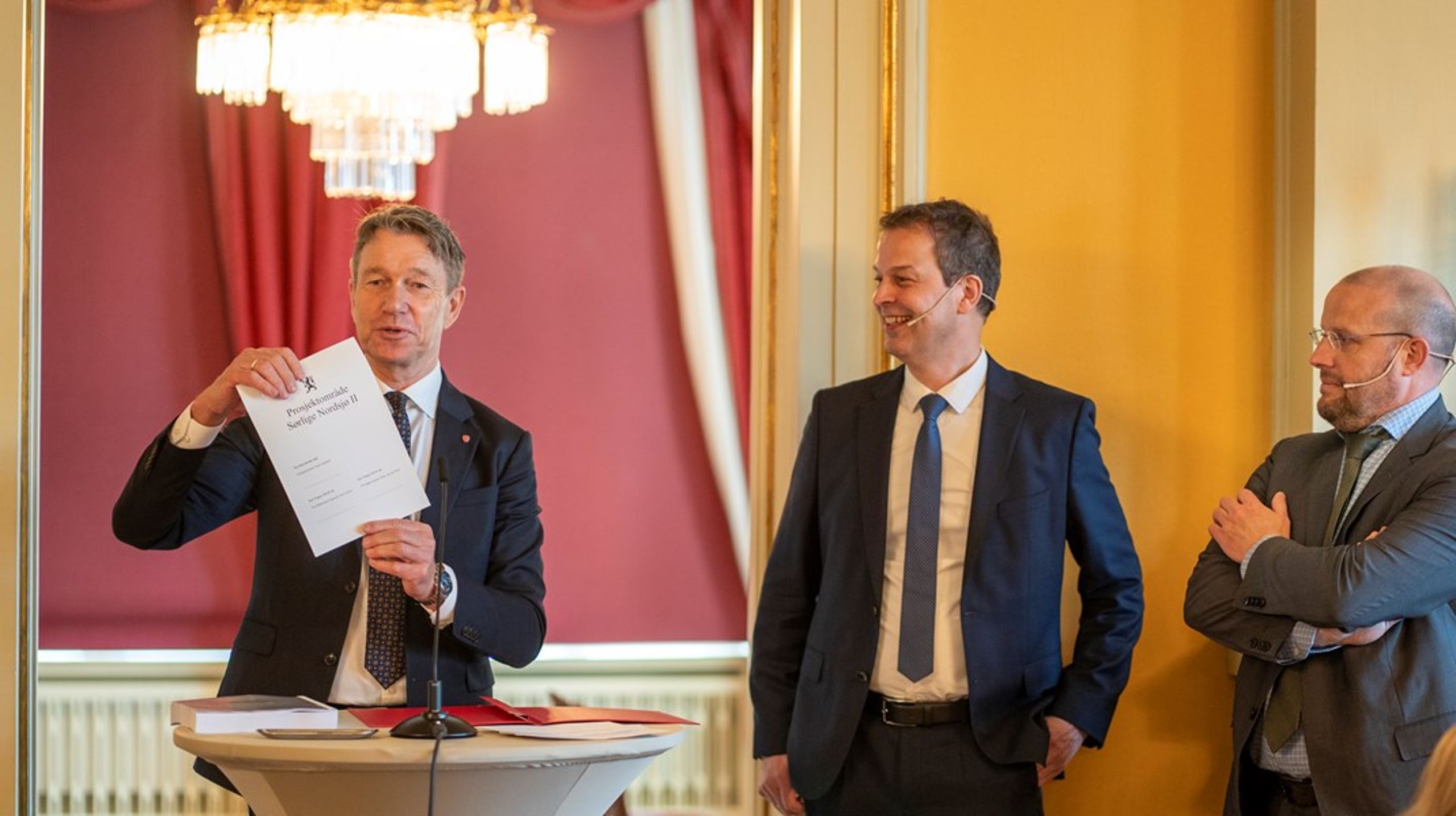 Energiminister Terje Aasland med Peter van der Poel, administrerende direktør i Ingka (i midten) og Francois van Leeuw, konsernsjef i Parkwind, viser frem den nylig signerte kontrakten om utbyggingen av havvind området Sørlige Nordsjø II.