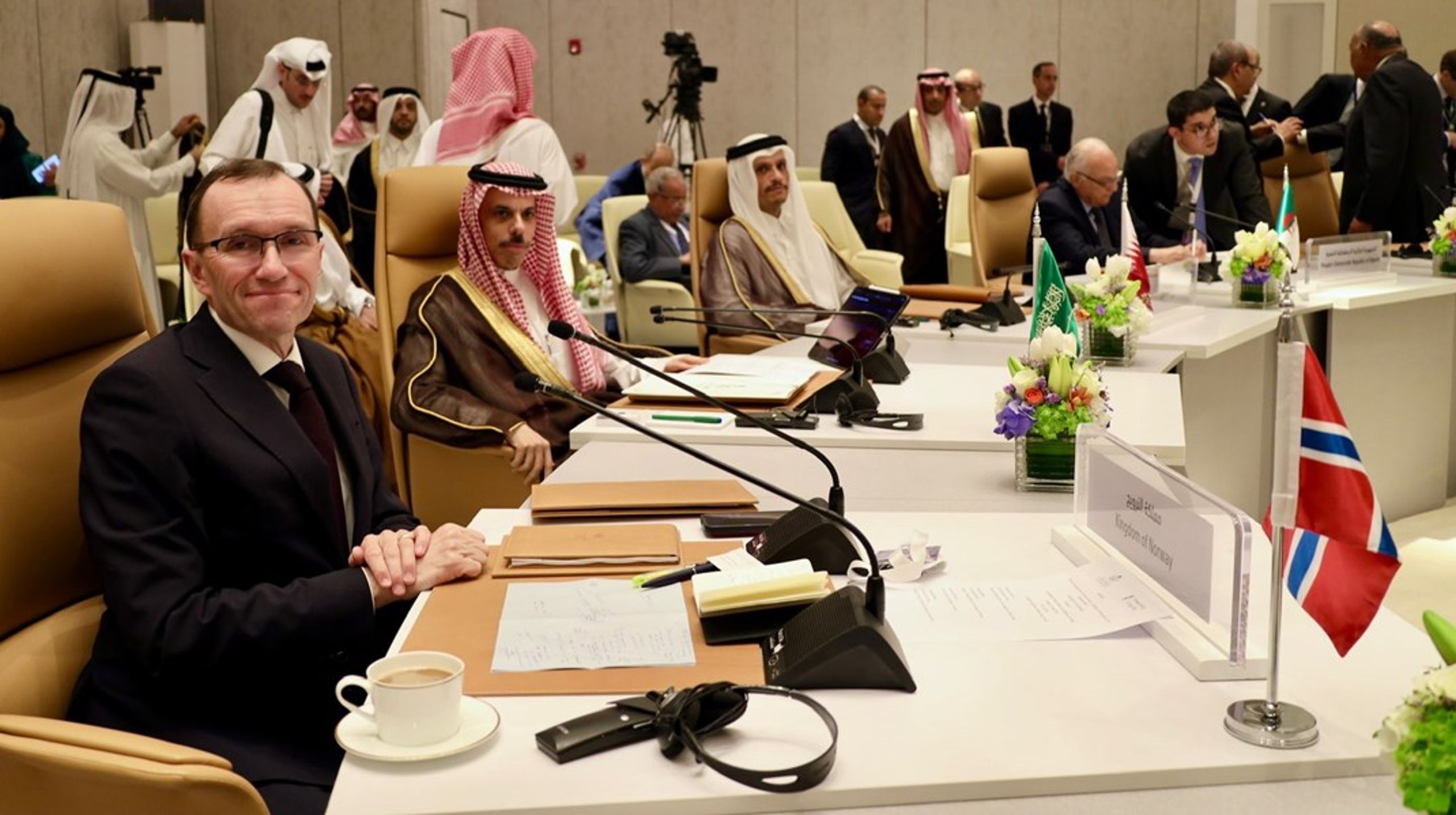 Under et besøk i Saudi-Arabia, sto utenriksminister Espen Barth Eide (Ap) og Saudia-Arabias utenriksminister, prins&nbsp;Faisal bin Farhan Al-Saud, i spissen for å forene arabiske og europeiske land om et fredsinitiativ.