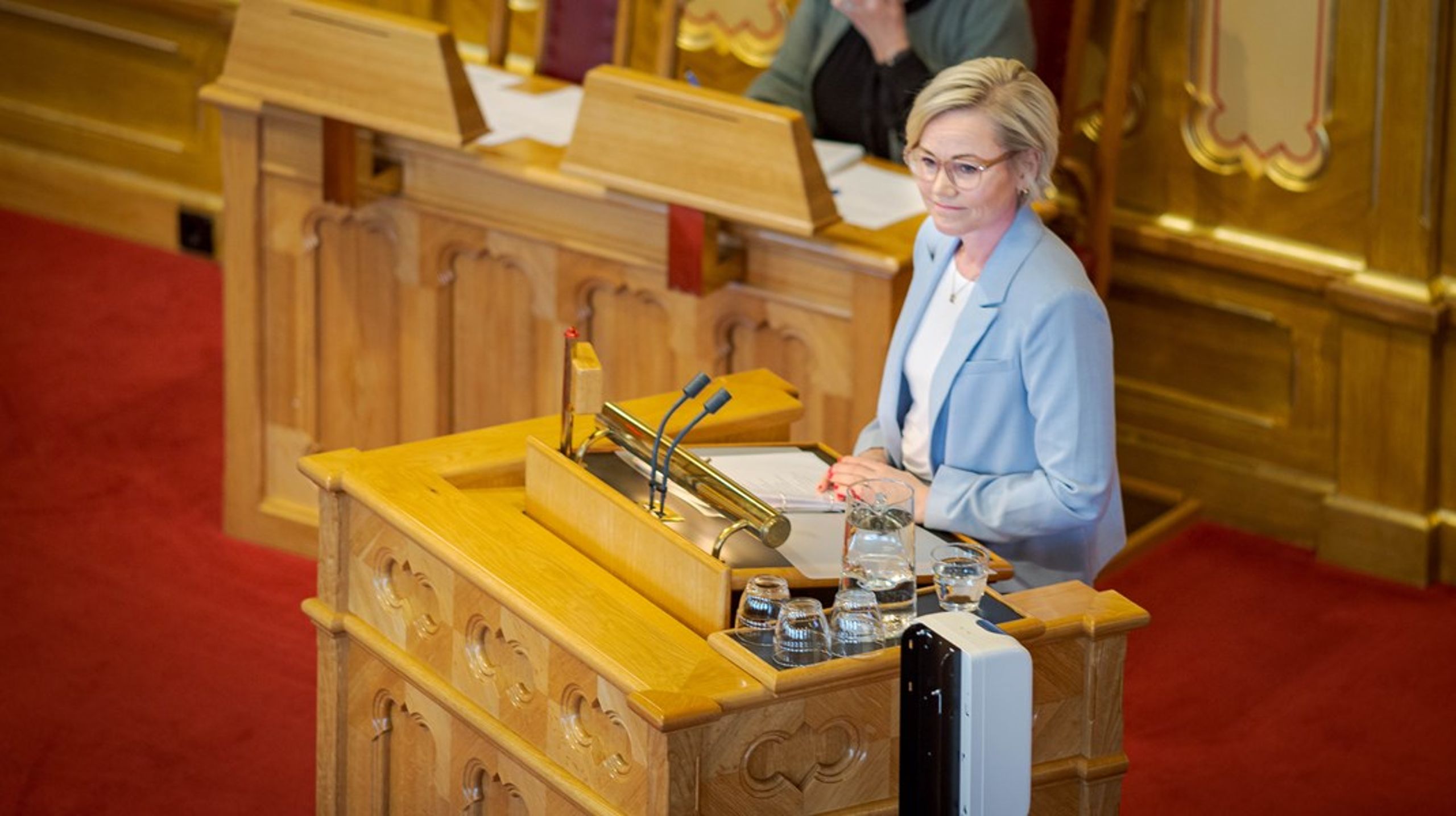 Helse- og omsorgsminister Ingvild Kjerkol (Ap) angrep Høyre for å forlate en ansvarlig linje ved å støtte et forslag om å oppheve obligatoriske pauser i medisineringen for migrenepasienter.