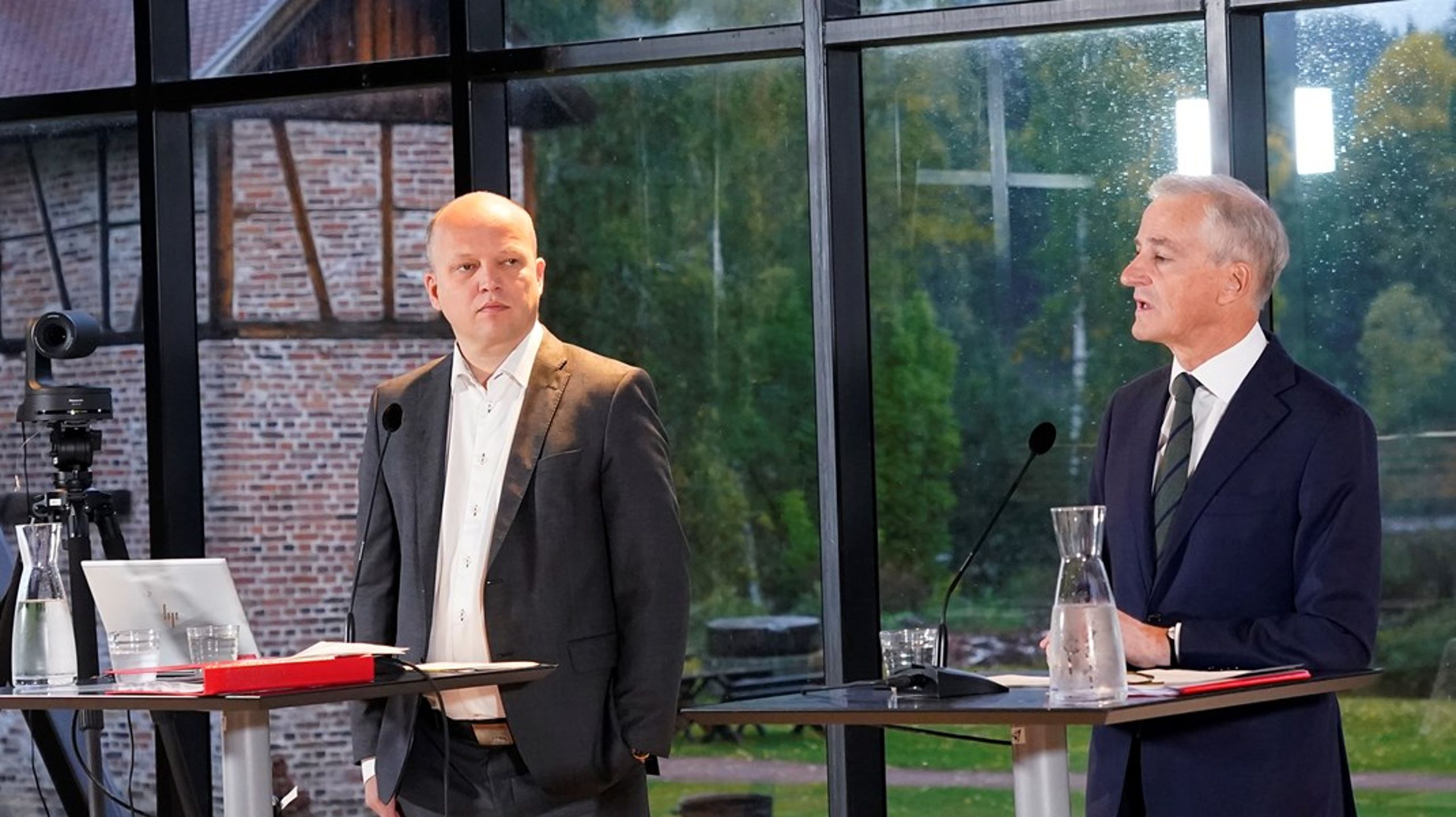 Finansminister Trygve Slagsvold Vedum (Sp) og statsminister Jonas Gahr Støre (Ap) la fram sin kraftskatt-pakke under en pressekonferanse i september. Nå gjør de justeringer.