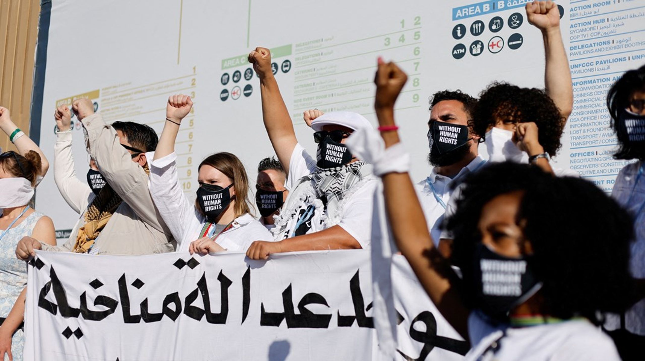 Demonstranter protesterer i solidaritet med politiske fanger i Egypt under klimatoppmøtet COP27 i Sharm el-Sheikh.