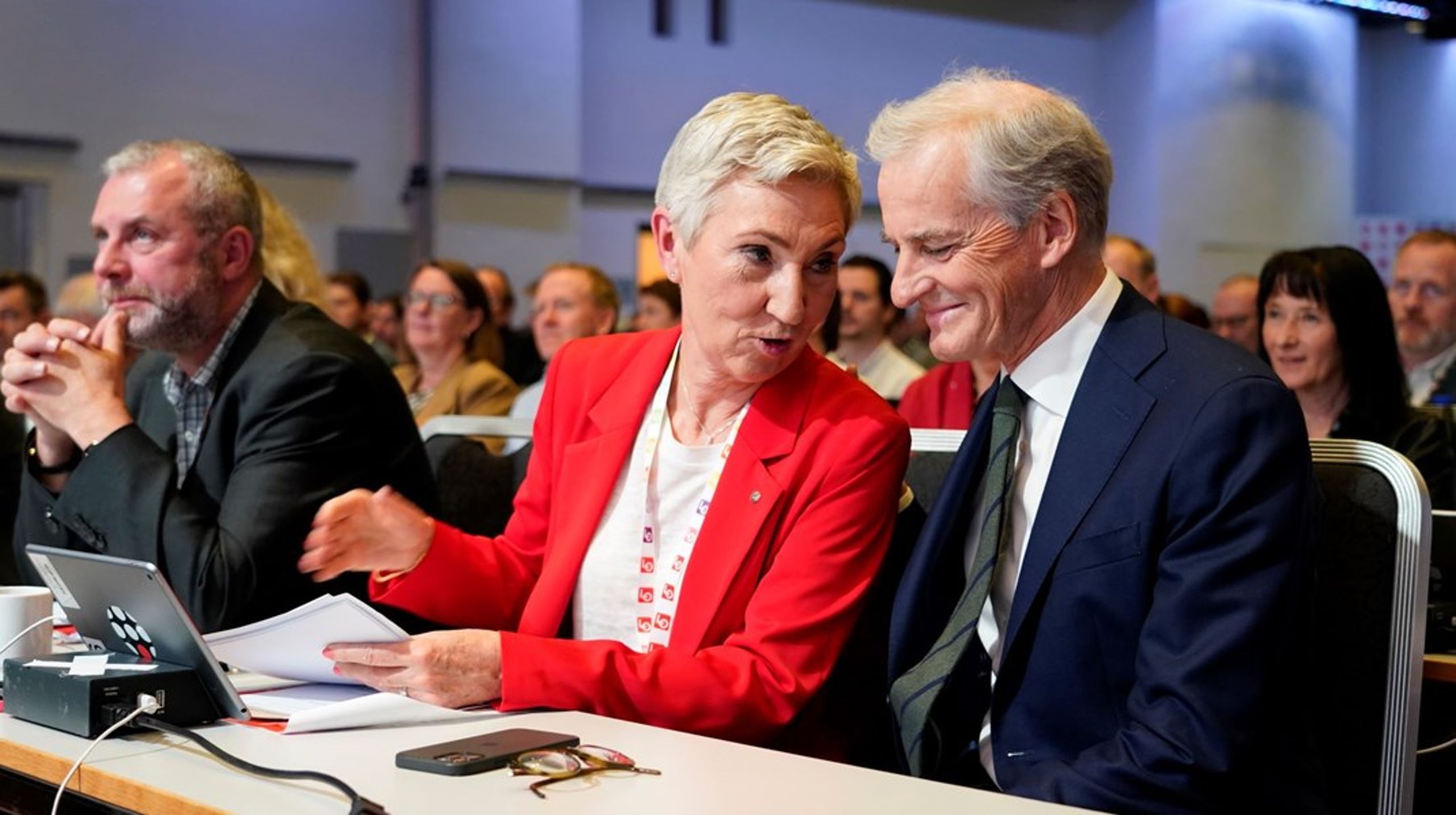 Forholdet mellom LO og Arbeiderpartiet, her representert ved LO-leder Peggy Hessen Følsvik og statsminister Jonas Gahr Støre, er tett. Det kan være et demokratisk problem, mener lederne i Unio og YS.