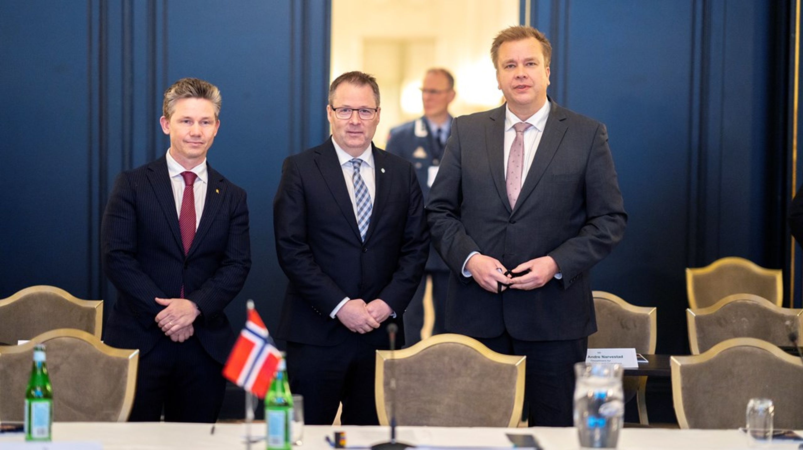 Forsvarsministerne (f.v.) Pål Jonson (Sverige), Bjørn Arild Gram (Norge) og Antti Kaikkonen (Finland) på nordisk forsvarsministermøte i Oslo, der de blant annet har signert en oppdatering av avtalen fra 2020 i lys av Sverige og Finlands medlemssøknader til Nato.