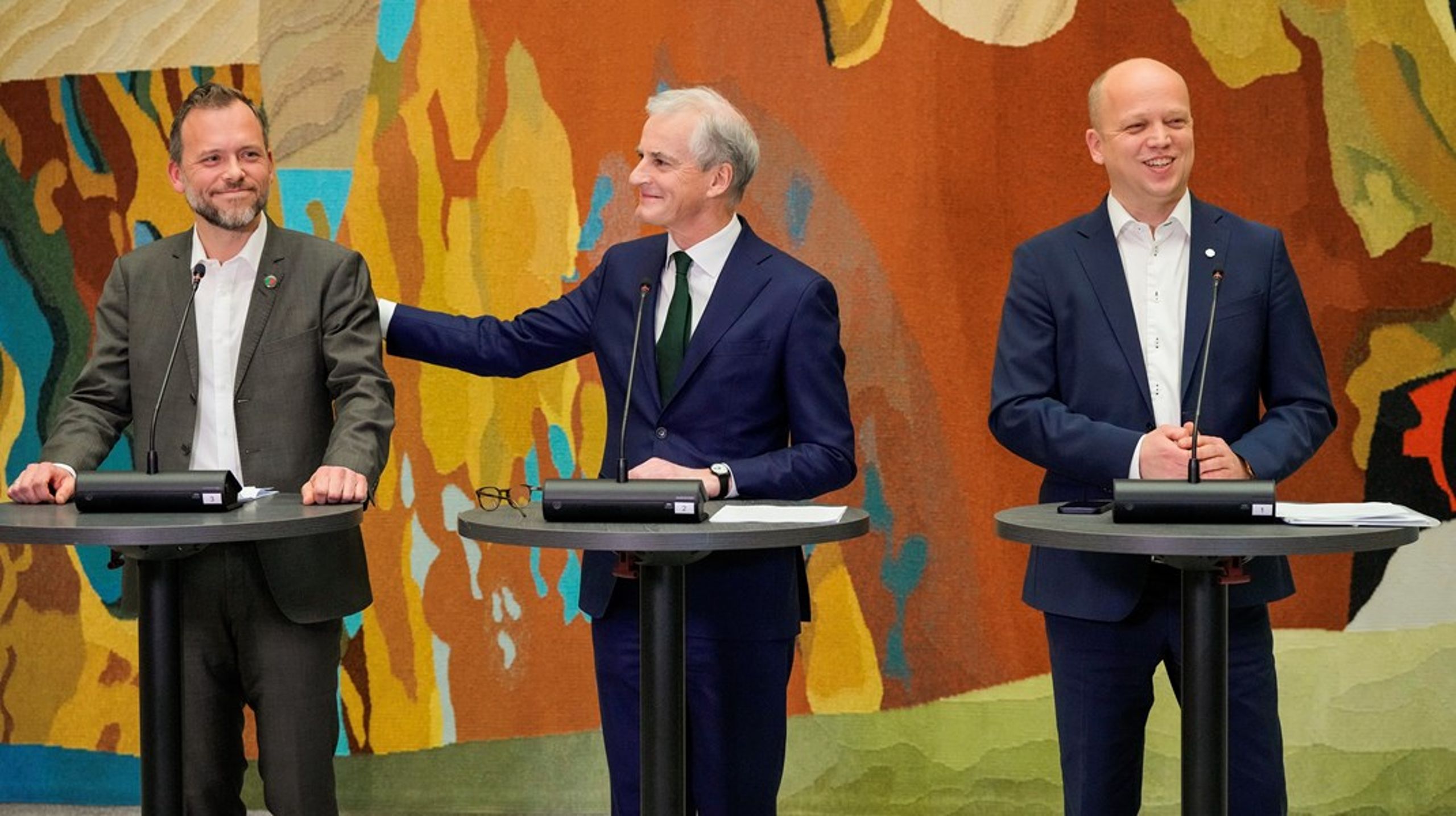 Partilederne Audun Lysbakken (SV) (f.v.), Jonas Gahr Støre (Ap) og Trygve Slagsvold Vedum (Sp) presenterte budsjettavtalen for 2023 på Stortinget tirsdag kveld.