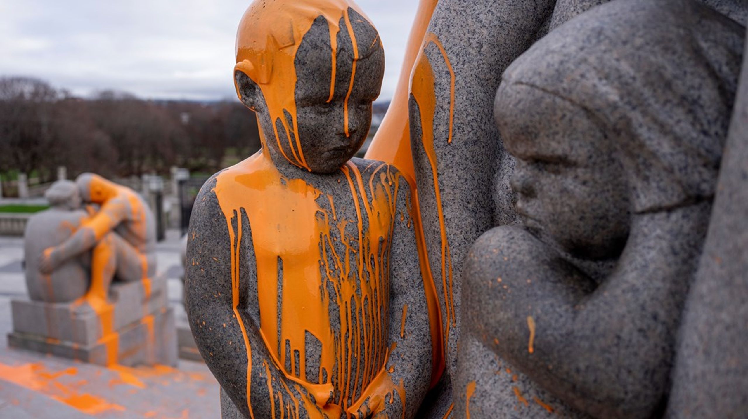 Aksjonister fra Stopp oljeletinga tilgriset Monolitten med oransje maling tidligere i november. Spaltist Ane Breivik mener taktikken om mest mulig medieoppmerksomhet gjennom slike stunt ikke nødvendigvis er den beste for å stanse oljeletingen.