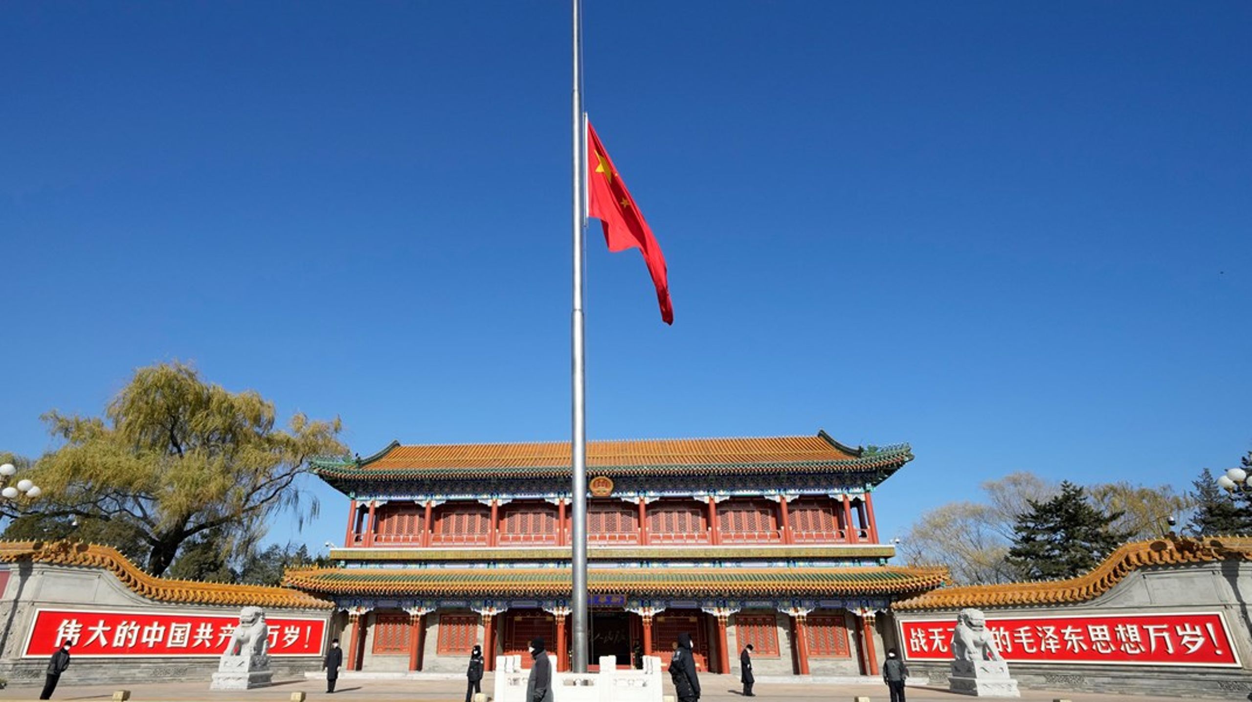 Det kinesiske nasjonalflagget flagges på halv stang for å minnes den tidligere kinesiske presidenten Jiang Zemin utenfor Xinhumen-inngangen til Zhongnanhai-ledergruppen i Beijing, torsdag 1. desember 2022.