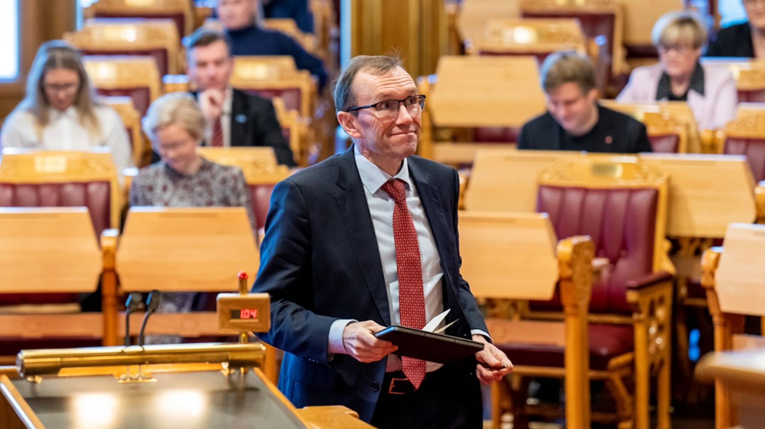 Seniorrådgiver i Norsk Varmepumpeforening, Bård Baardsen, utfordrer klima- og miljøminister Espen Barth Eide (Ap) på hvorfor regjeringen nedprioriterer midler til enøk.