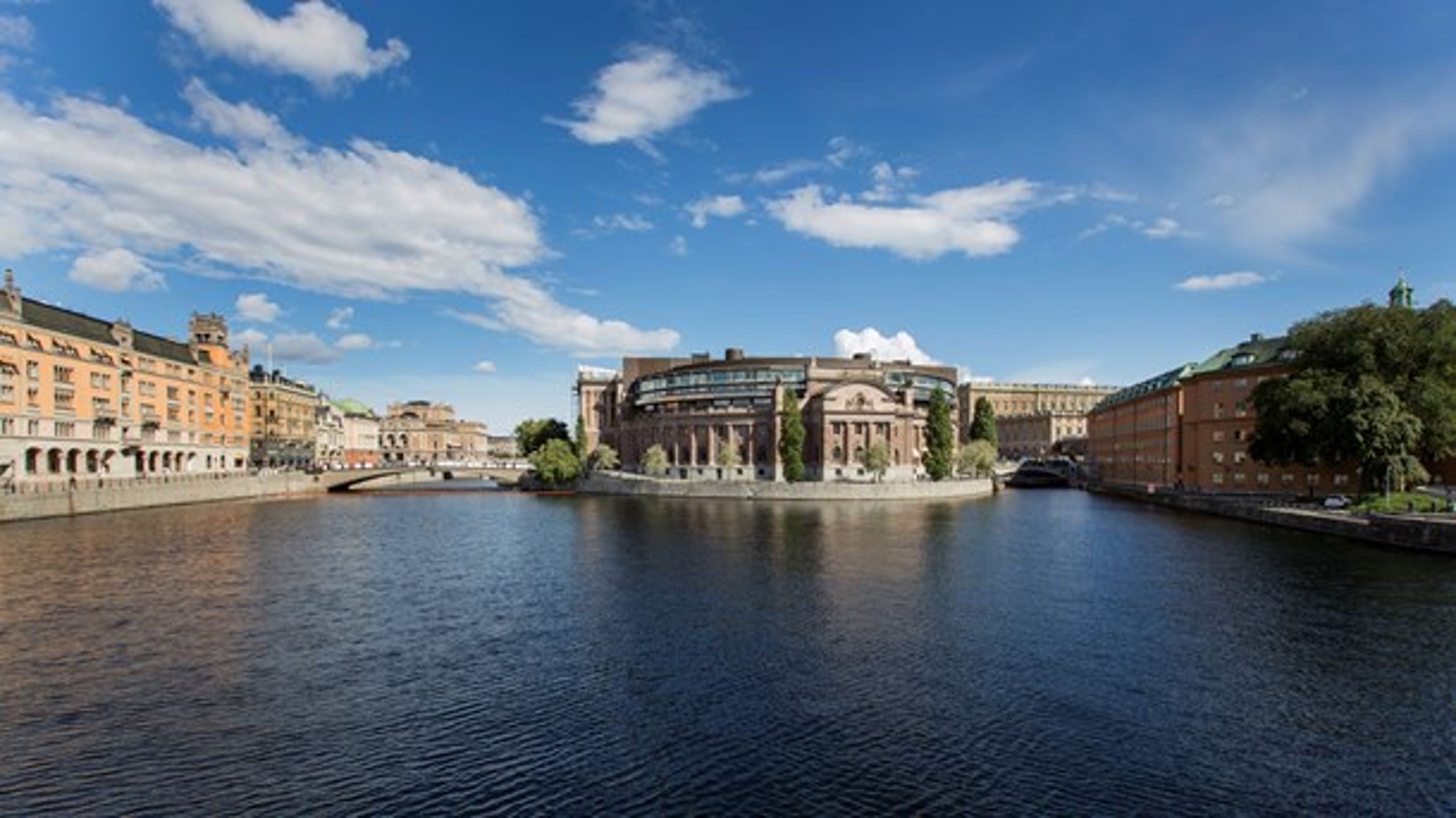 Sveriges riksdag har 349 folkevalgte medlemmer som kalles&nbsp;«ledamöter». Riksdagen ledes av en «talman», som tilsvarer den norske stortingspresidenten.