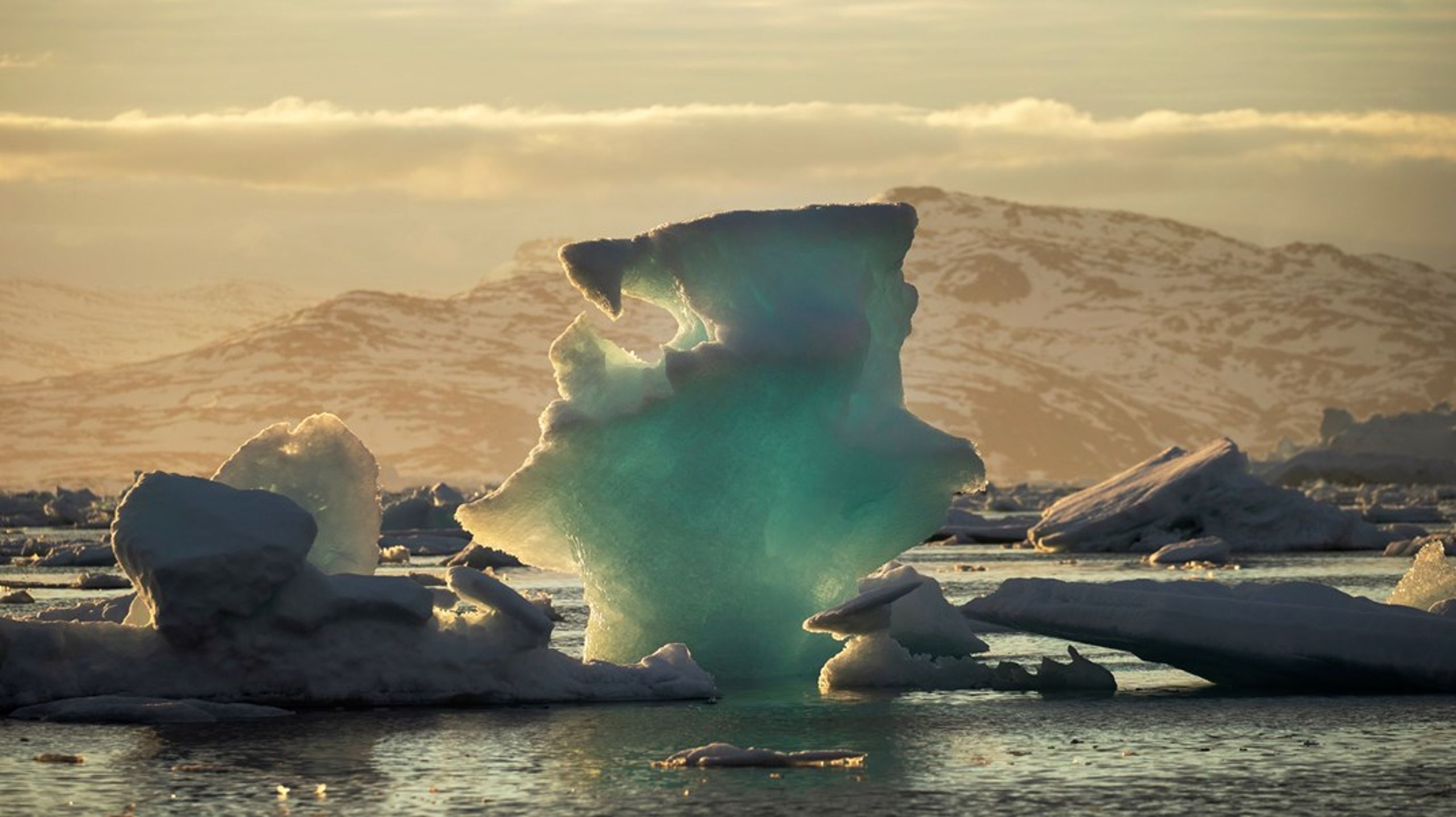 Et isfjell utenfor Tasiilaq på Grønland. Mindre drivis og mer åpent hav om sommerne er den nye normalen i Arktis.