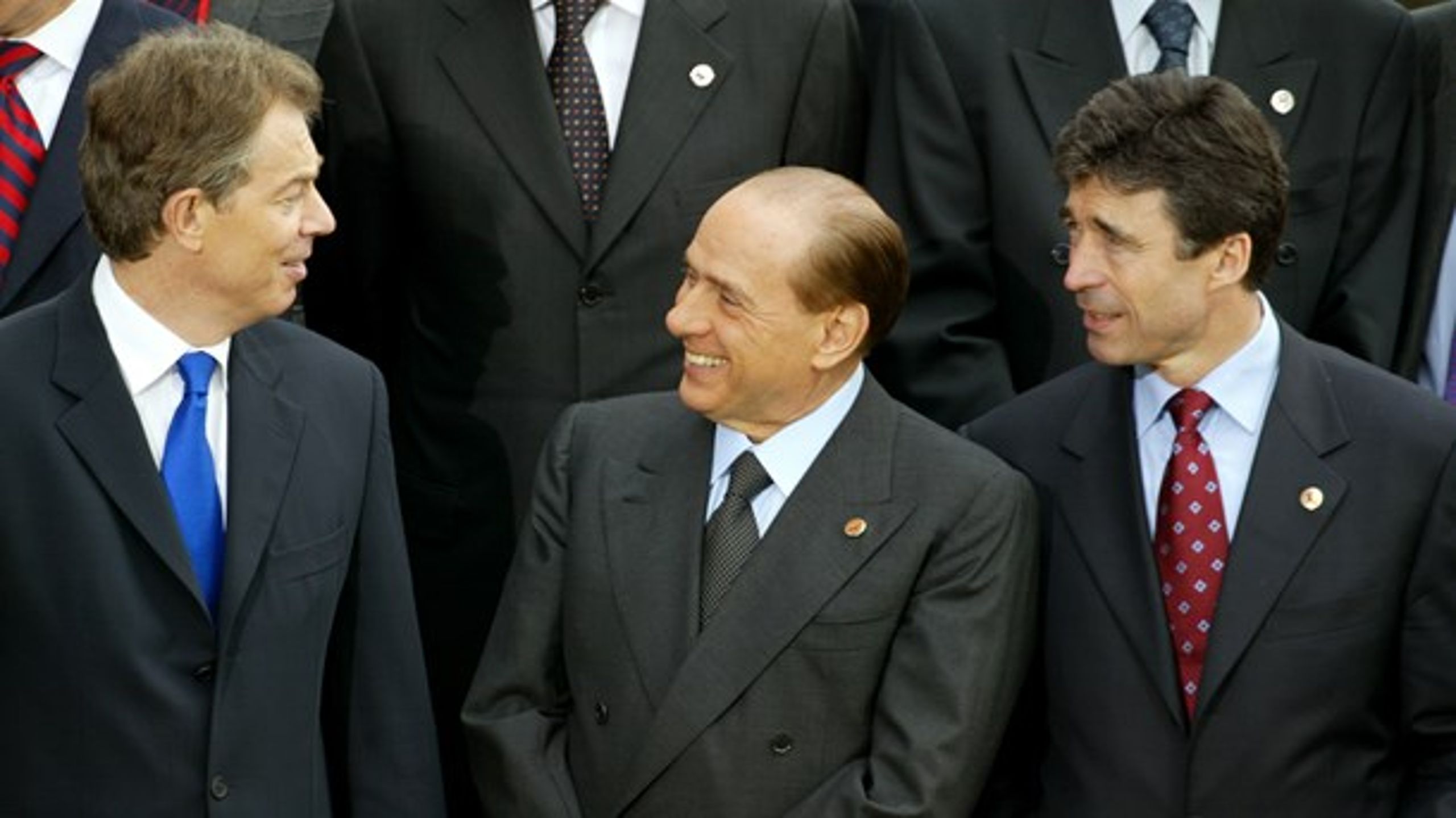 Den alltid hjelpsomme Tony Blair med oppbrettede skjorteermer (om enn ikke på bildet), italienske Silvio Berlusconi med sitt brede smil, og danske Anders Fogh Rasmussen&nbsp;–&nbsp;den «most handsome» av alle statslederne og regjeringssjefene ifølge Berlusconi.