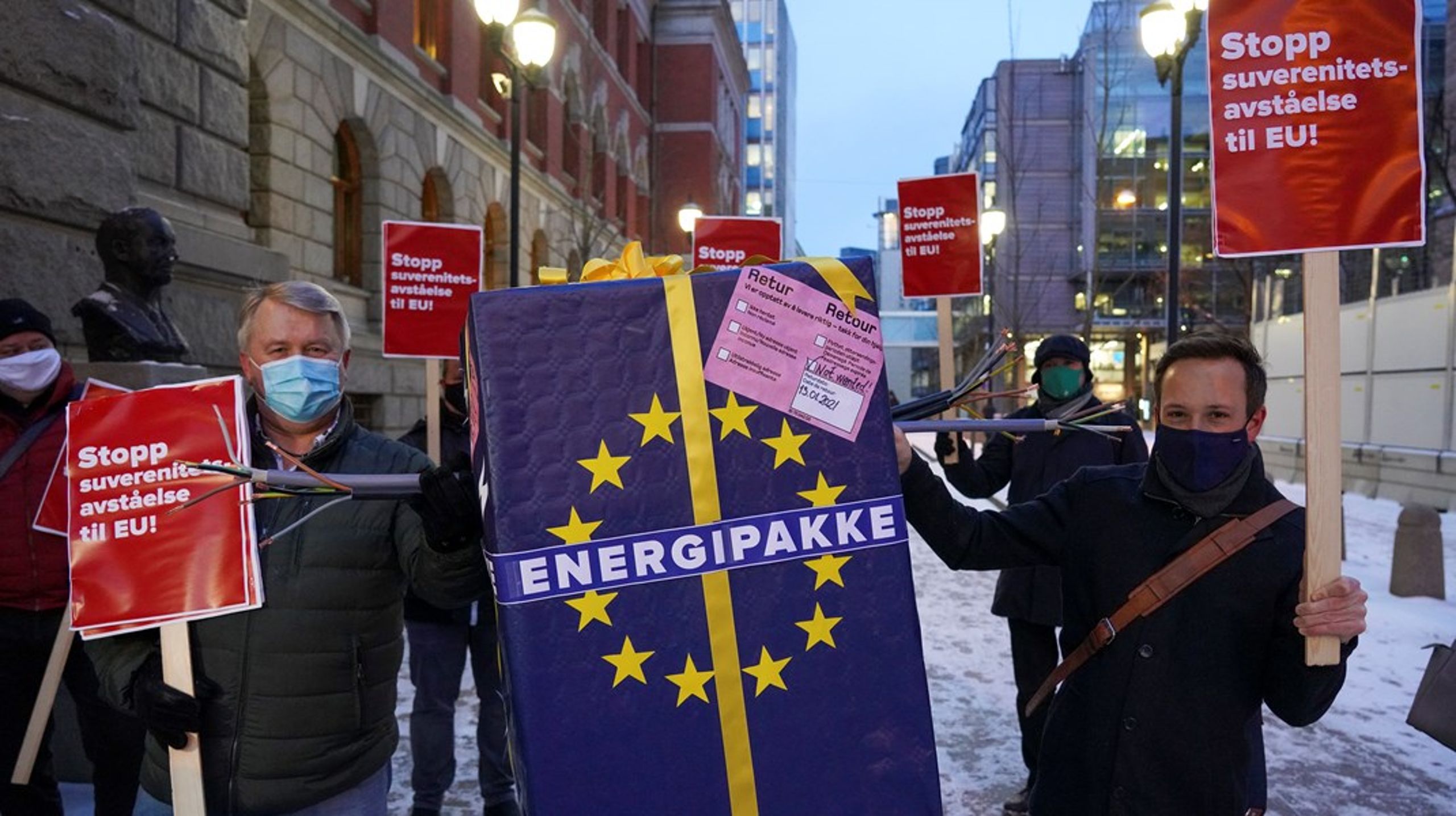 Nei til EU, her under en aksjon, var imot EUs tredje energimarkedspakke, og er også imot EUs fjerde energimarkedspakke.&nbsp;Spaltist Andreas Halse skriver at alternativer til EUs energimarked ikke er noen&nbsp;klok strategi for Norge.