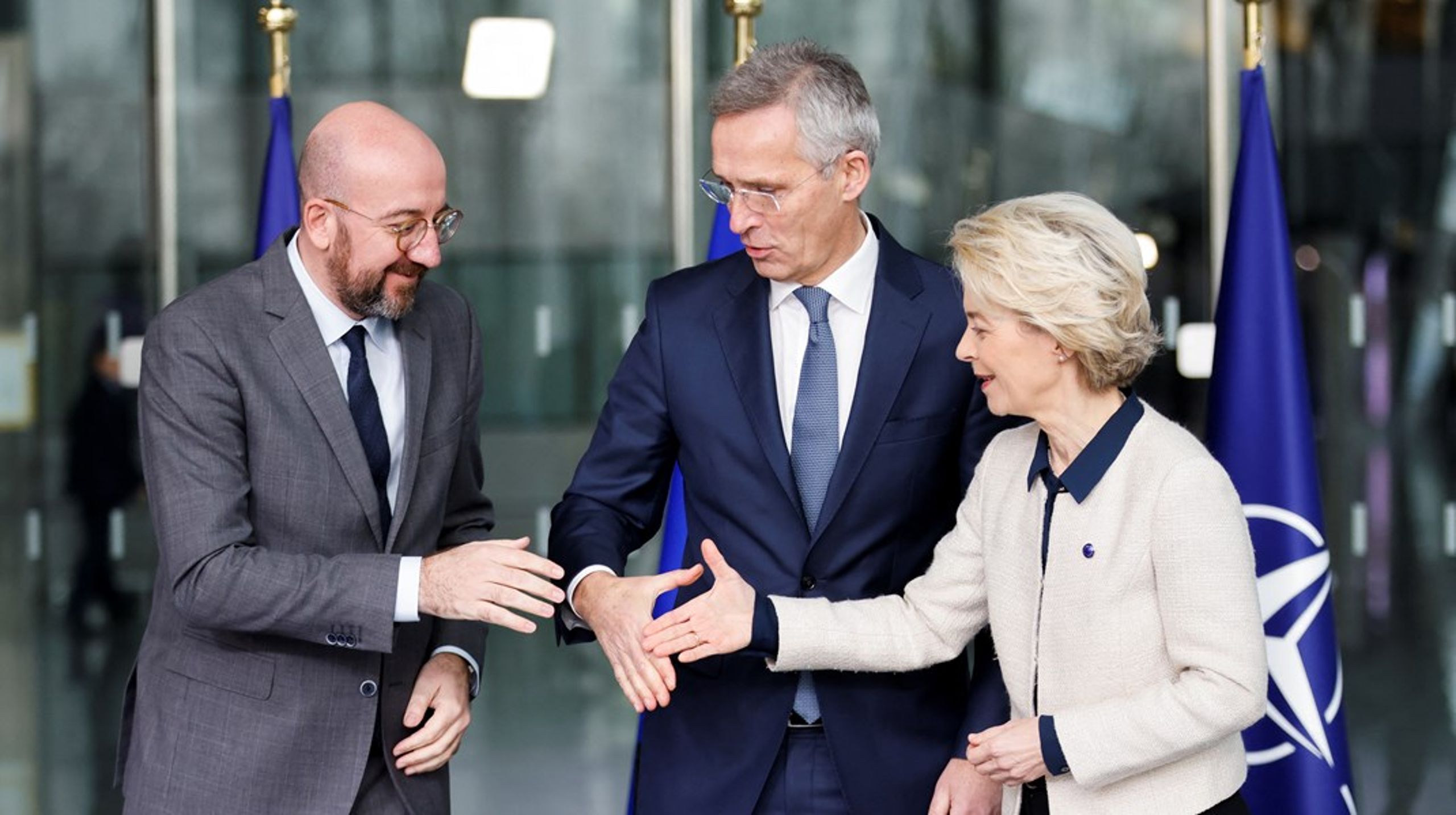 Det viste seg å være svært vanskelig for NATOs generalsekretær Jens Stoltenberg (i midten) og de to lederne av Europakommisjonen og Det europeiske råd, henholdsvis Ursula von der Leyen og Charles Michel, å håndhilse da en ny samarbeidsavtale mellom EU og NATO ble inngått.