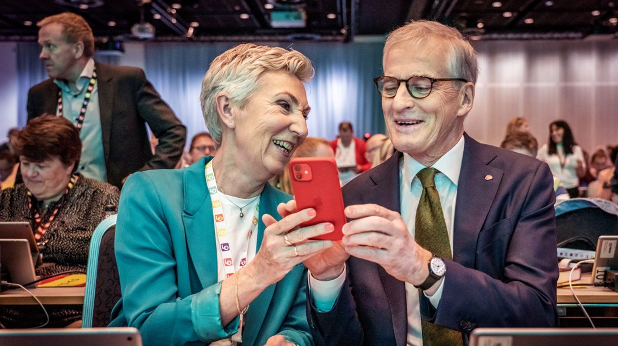 God stemning mellom LO-leder Peggy Hessen Følsvik og statsminister Jonas Gahr Støre (Ap) under LOs 35. ordinære kongress, men ikke for tette bånd.