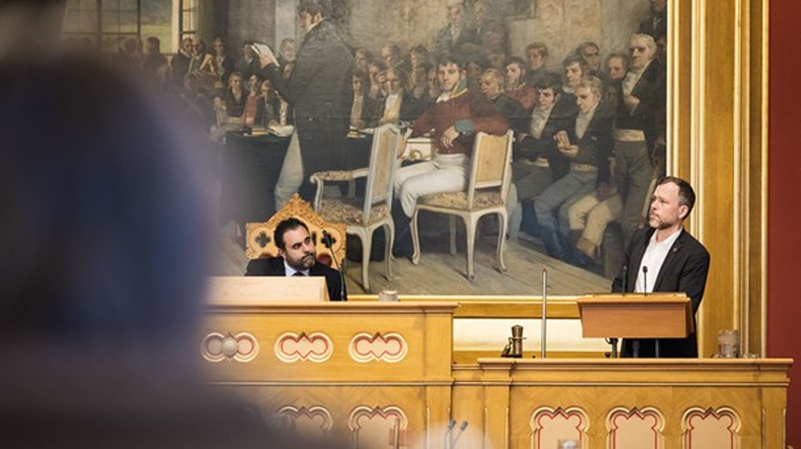 Audun Lysbakken (SV) tok til orde for at Grunnloven måtte utvides for å gi mer makt til folk flest i torsdagens Grunnlovsdebatt. Stortingspresident&nbsp;Masud Gharahkhani følger med (til venstre) og grunnlovsforsamlingen ses i bakgrunnen.&nbsp;