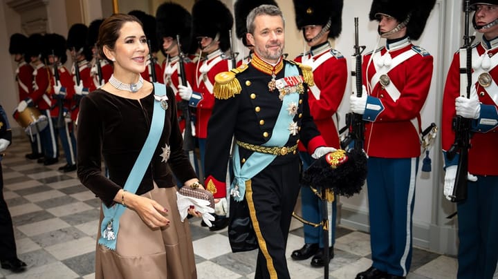 – Dronningen er politisk plettfri, men kronprins Frederik har allerede gjort sin første feil