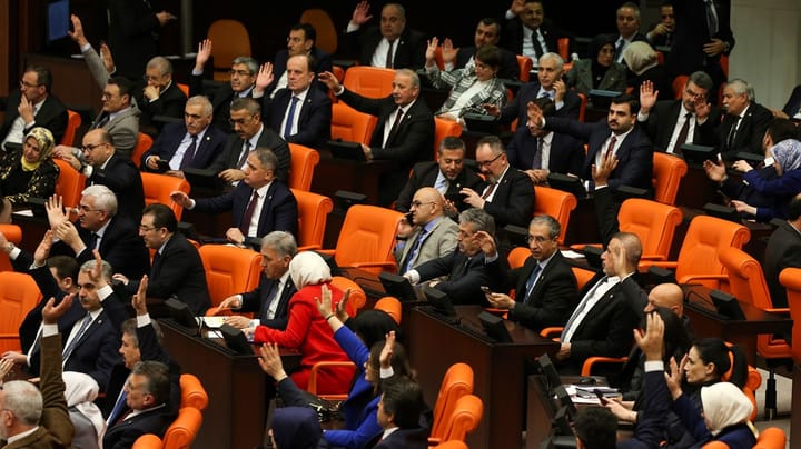 Tyrkias parlament stemte ja til Sveriges Nato-søknad – Orban vender tommelen opp